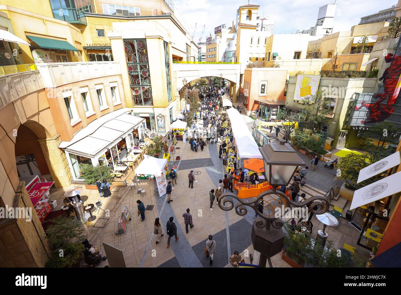 Tokio, Japan. 06. März 2022. Die „MIMOSA FESTA 2022“ wird stattfinden. Die Mimosa Fair fand in der „La Cittadella“ im Bahnhof Kawasaki statt. Die Zeltöffnungen sind von März 5 bis März 6 begrenzt. Die Einrichtung und die Stadt werden vom 15. Februar bis 13. März Gastgeber der Veranstaltung sein. Die ganze Stadt wird Mimosen in Erwartung des Internationalen Frauentags genießen. Am 6. März 2022 in Kanagawa, Japan. (Foto von Kazuki Oishi/Sipa USA) Quelle: SIPA USA/Alamy Live News Stockfoto