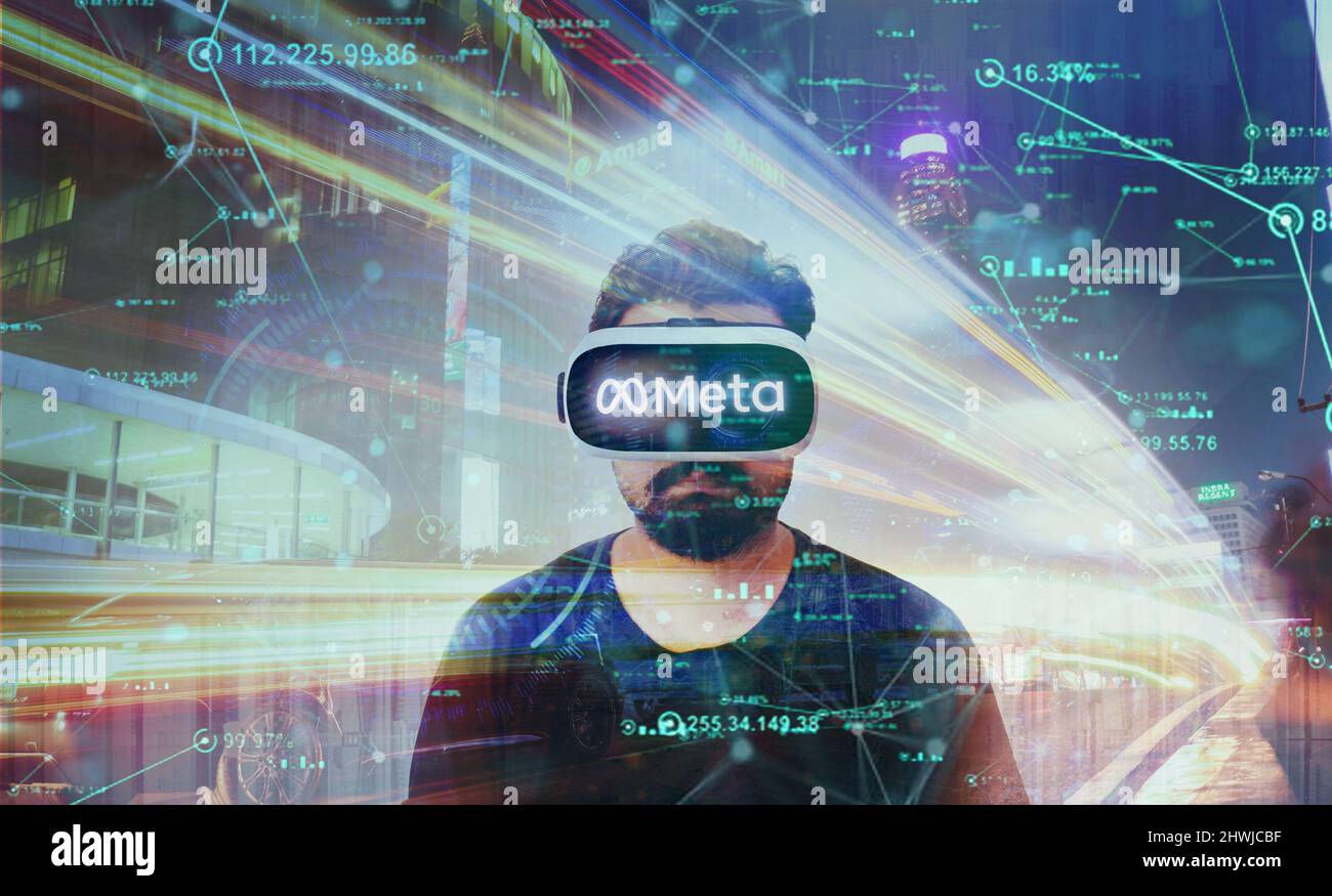 Guy Trägt Virtual Reality Brille In Metaverse | Meta Geschrieben Auf Googles Stockfoto