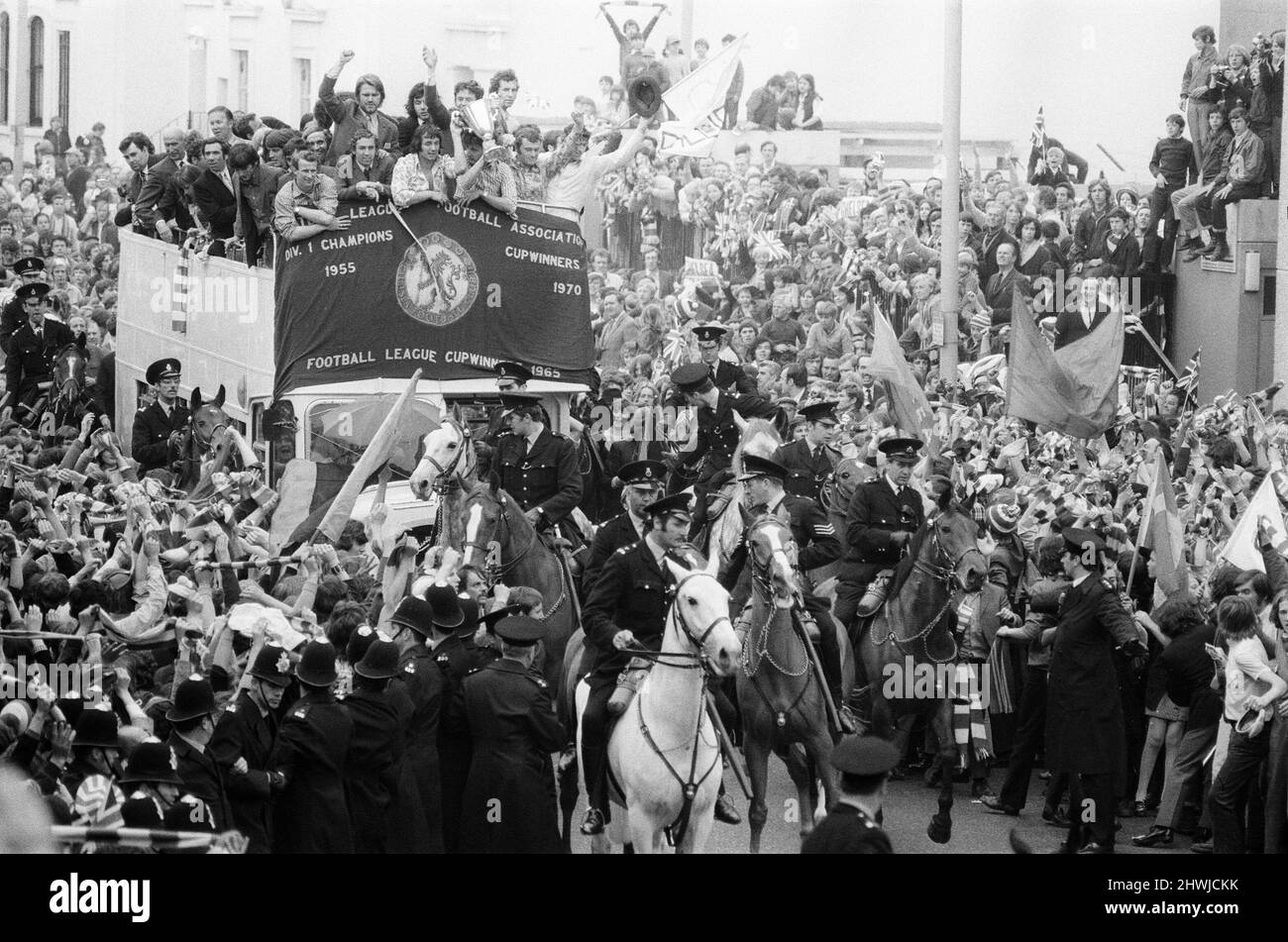 Ein triumpfender FC Chelsea, der nach dem Gewinn des Finals der Europapokal-Sieger 1971 im Jahr 2-1 gegen Real Madrid in Piräus, Griechenland, nach Hause zurückkehrt. Abgebildet während der Victory Parade, Fulham, London, 22.. Mai 1971. Stockfoto