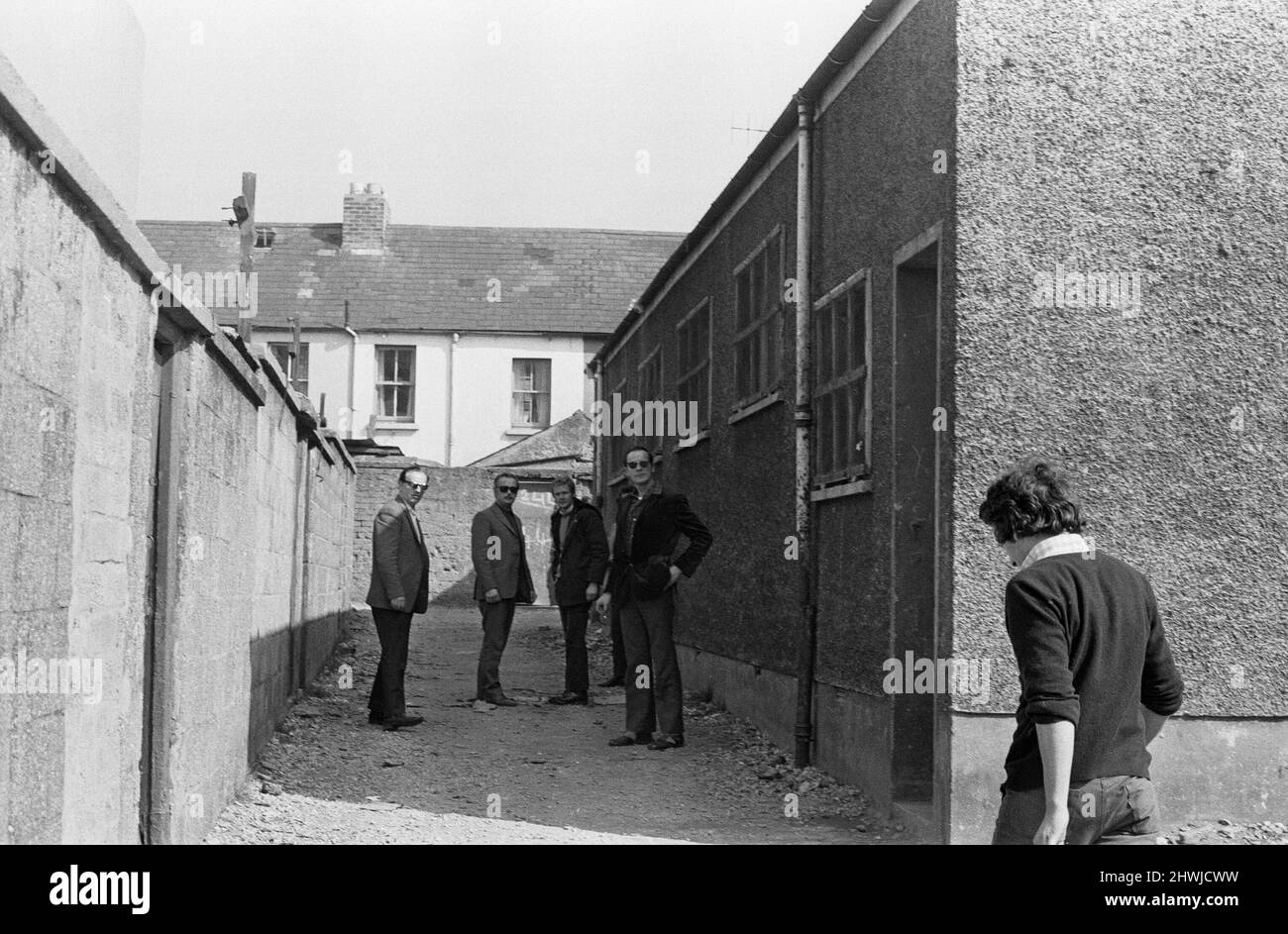 Pressekonferenz der IRA Provisionals. Am Tag der Pressekonferenz im Freien: Seamus Twomey, der für die IRA-Provisionale in Belfast zuständig ist, Sean MacStiofain, der Stabschef der IRA-Provisionale, Martin McGuinness, der für die Provisorische IRA in Londonderry verantwortliche Offizier, und David O'Connell, der taktiker der IRA-Provisionale. 1.. Juni 1972. Stockfoto