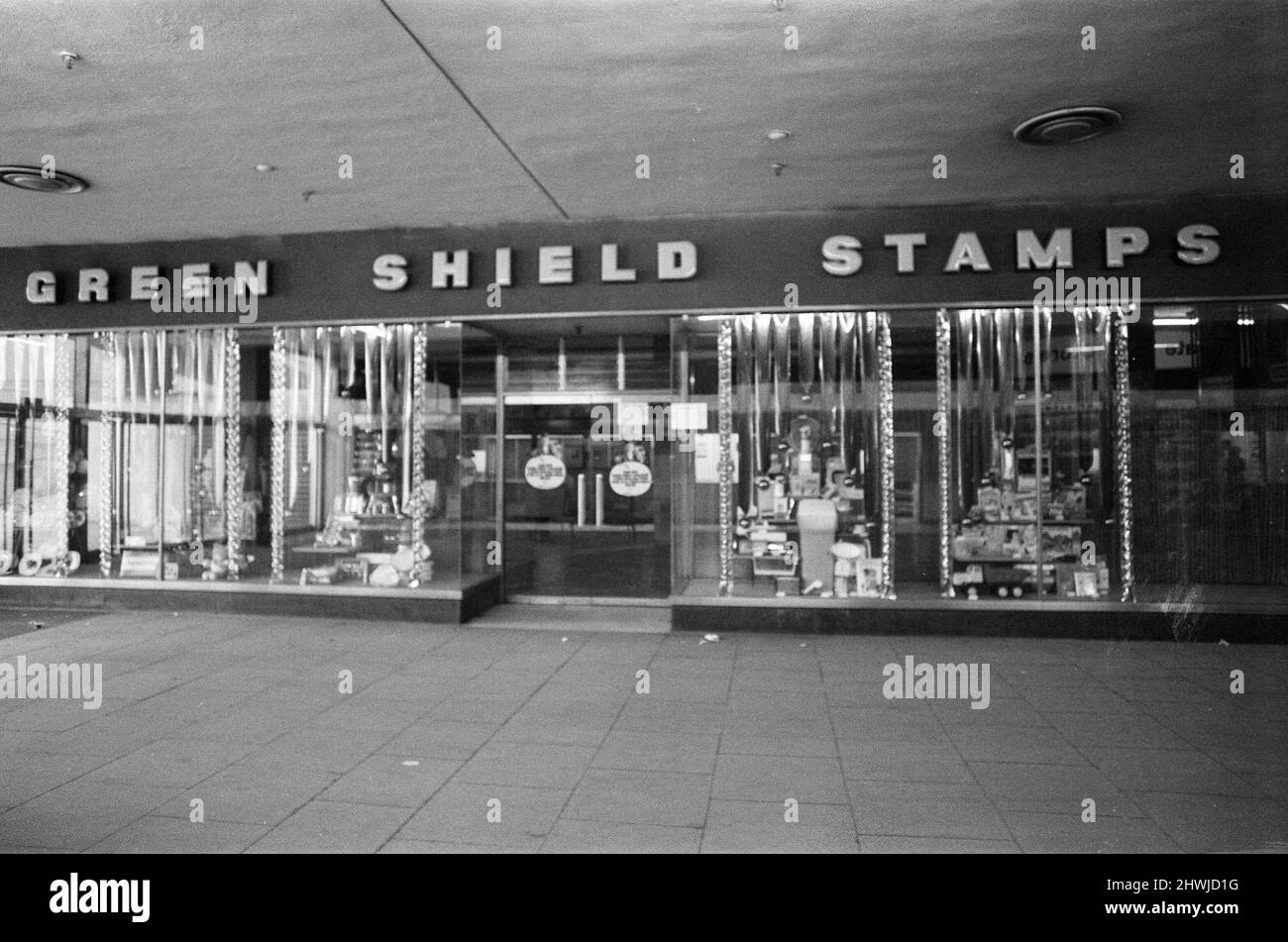 Green Shield Stamps Shop, Geschenkcenter, 22.. November 1973. Green Shield Stamps ist ein britisches Verkaufsförderungsprogramm, das Käufer mit Briefmarken belohnt, die eingelöst werden können und zum Kauf von Geschenken aus einem Katalog oder von einem angeschlossenen Einzelhändler oder Geschenkcenter verwendet werden, wie im Bild gezeigt. Stockfoto