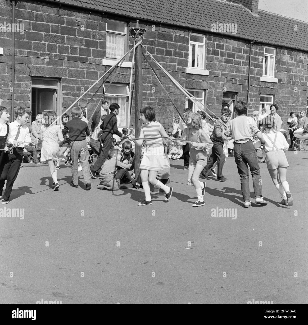 Maypole Dancing, Skinningrove School, Redcar and Cleveland, North Yorkshire, England, Ca. Mai 1971. Stockfoto