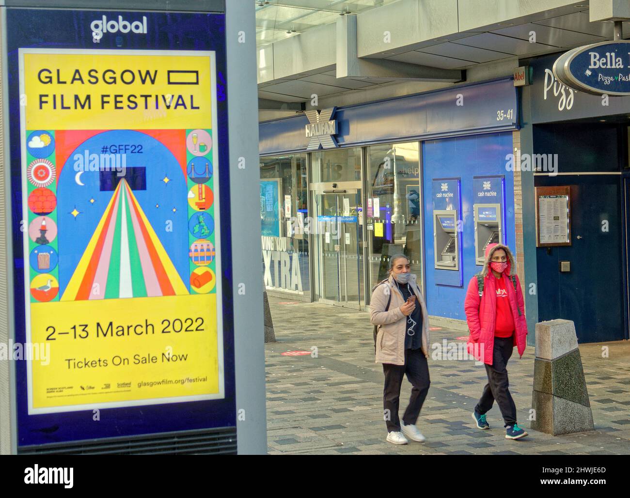 Glasgow, Schottland, Großbritannien 6.. März 2022. Das Glasgow Film Festival, das keinen russischen Film verwendet, setzt sich in der Stadt in Apathie fort, mit Plakaten überall und dem batman-Film, der früher in der Stadt gedreht wurde, und batgirl, der derzeit Reibungen mit den Einheimischen verursacht. Credit Gerard Ferry/Alamy Live News Stockfoto