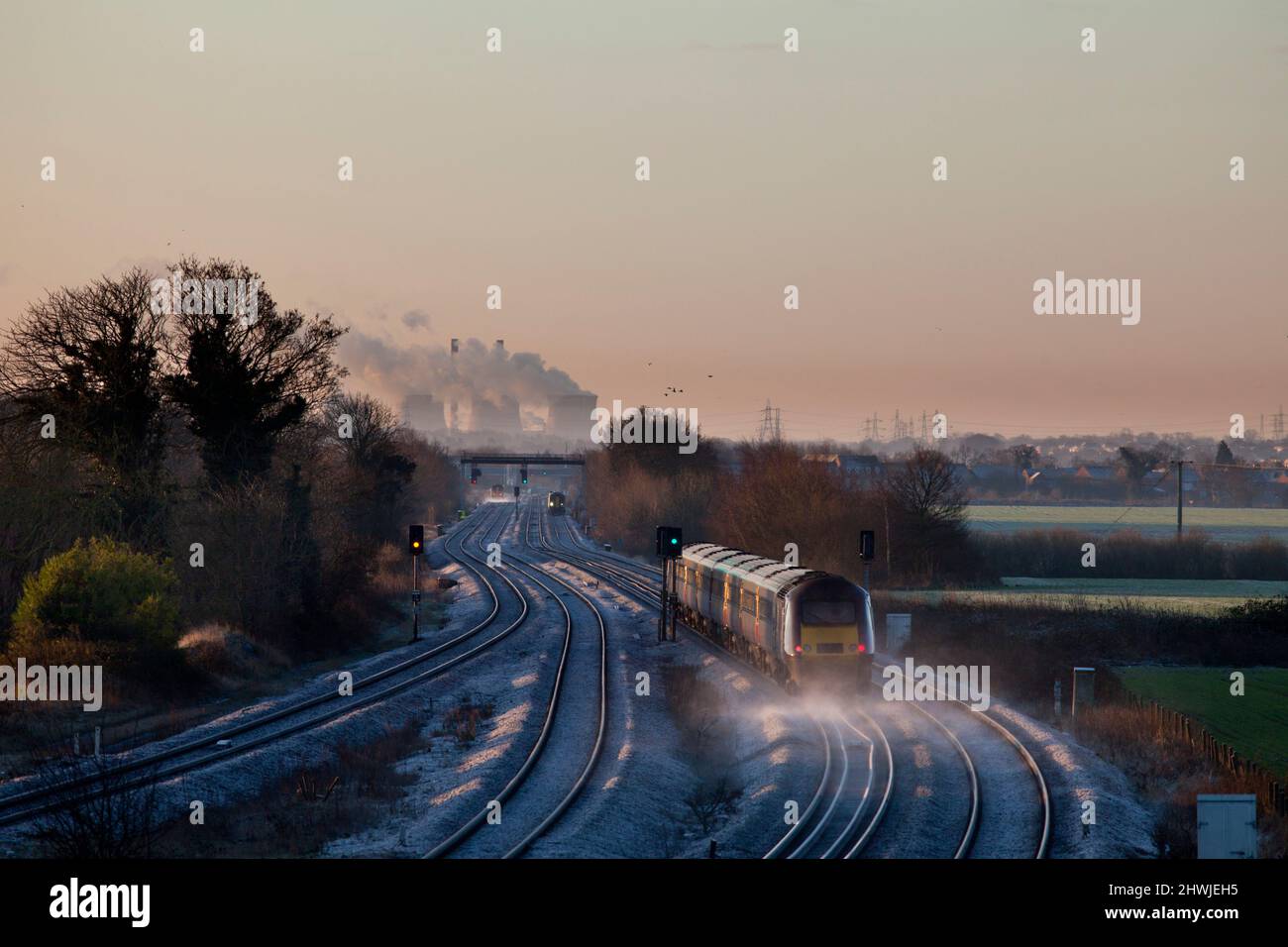 Crosscountry-Züge Hochgeschwindigkeitszug (Intercity 125), der an einem kalten, frostigen Wintermorgen in Ulleskelf (südlich von York) ein grünes Bahnsignal passiert Stockfoto