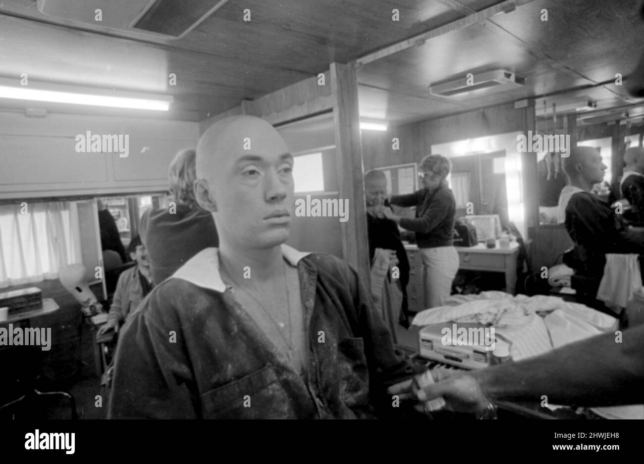 Der Schauspieler David Carradine lässt sich am Set der TV-Sendung Kung Fu (1972-1975), die am 1973. November verpiftet wurde, aufarbeiten. Kung Fu verfolgt die Abenteuer eines Shaolin-Mönchs, Kwai Chang Caine, der nur mit seiner Kampfkunst bewaffnet durch den amerikanischen Alten Westen reist, während er seinen Halbbruder Danny Caine sucht. *** Lokale Bildunterschrift *** Grasshopper Stockfoto