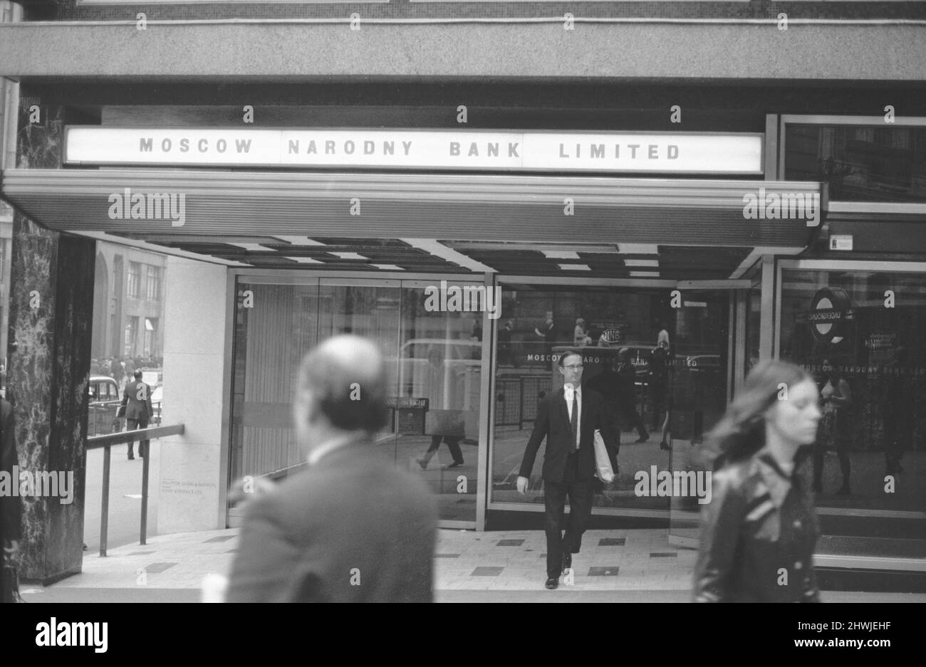 Außenansicht der Moskauer Narodny Bank in London September 1971. Eine Reihe sowjetischer Bürger, die bei der Bank arbeiten, wurden gebeten, das Land zu verlassen (erklärte sie als „persona non grata“, als die neue Tory-Regierung unter Edward Heath beschloss, sich wegen der Bedenken hinsichtlich des Ausmaßes der sowjetischen Geheimdienstaktivitäten in Großbritannien hart zu machen. Insgesamt wurden im Jahr 1971 105 sowjetische Bürger ausgewiesen, die bekannt oder verdächtigt wurden, an Geheimdienstaktivitäten beteiligt zu sein. Stockfoto