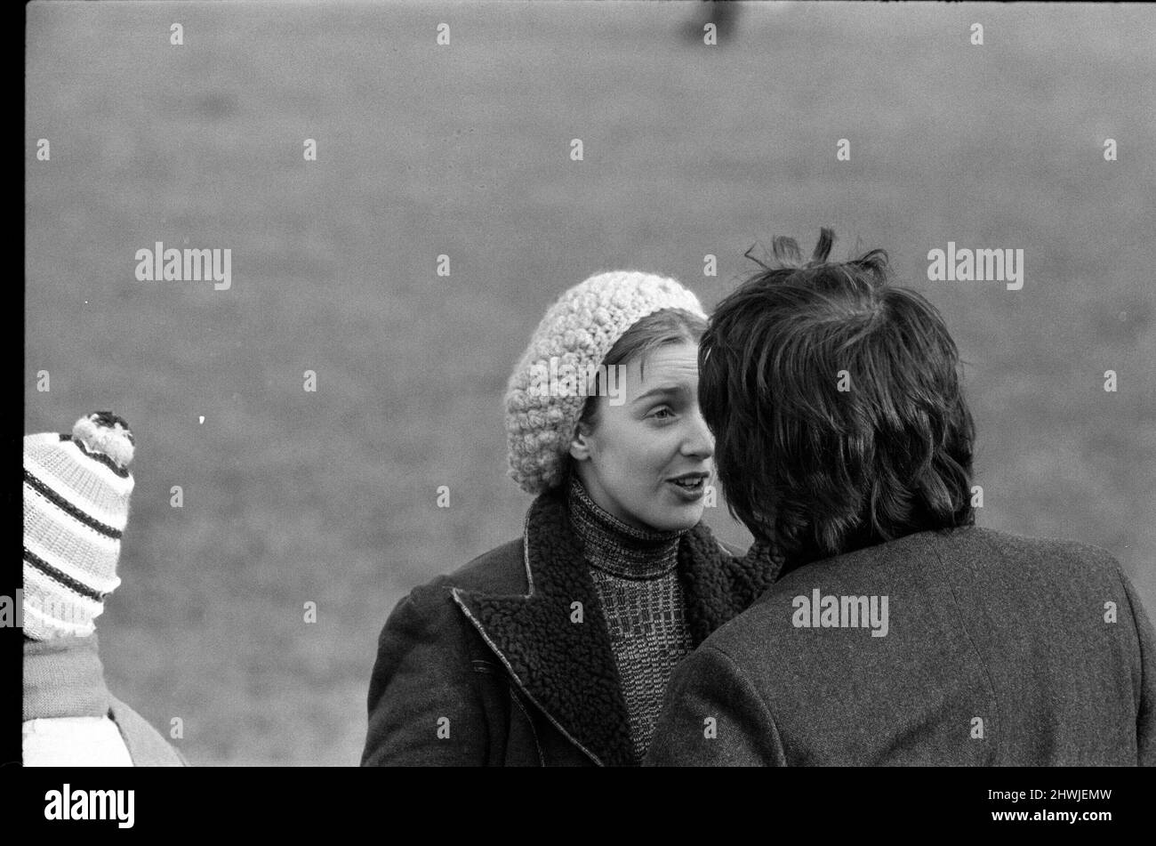 Anne Kirkbride (17) und der Comedians TV-Star Duggie Brown werden sich in „Another Sunday and Sweet F.A“ von Jack Rosenthal küssen. Das Fernsehspiel wurde am 9.. Januar 1972 ausgestrahlt Bilder aufgenommen auf dem Film, der im Raum Manchester spielt wurde. Anne und Co-Star Clare (nicht abgebildet) spielen Fußballspielerin Freundinnen. Dieses Fernsehspiel führte dazu, dass Anne Kirkbride als Deirde in der Coronation Street gespielt wurde. Bild aufgenommen am 25.. Oktober 1971 Stockfoto