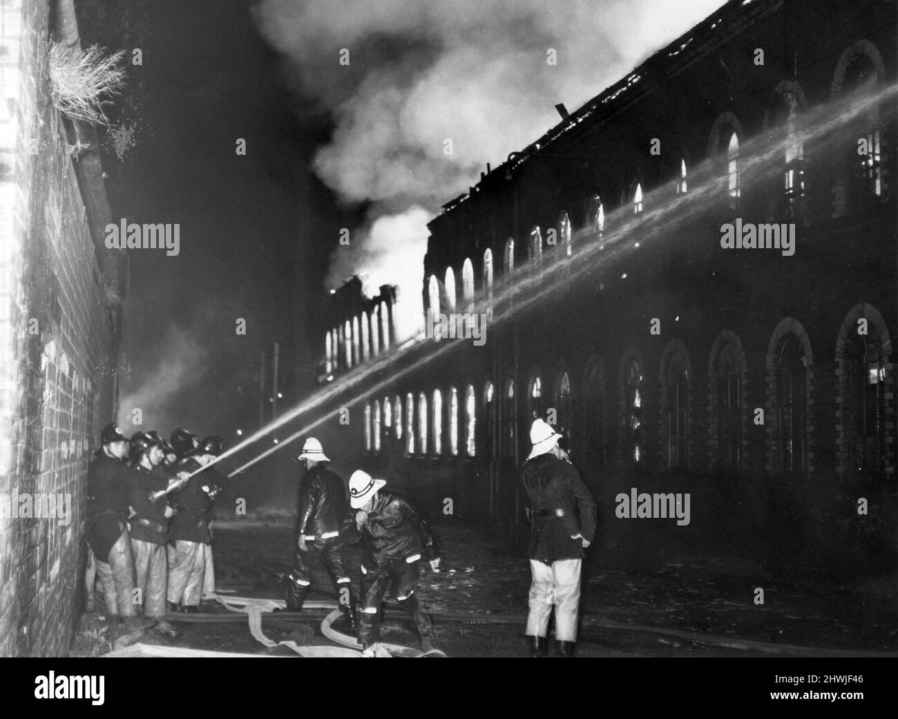 Fire at Engineering Works, Earnside Street, Shettleston, Glasgow, Oktober 1973. Auf der rechten Seite - Wand der Textilfirma ist bereit, zu Boden zu fallen. Stockfoto