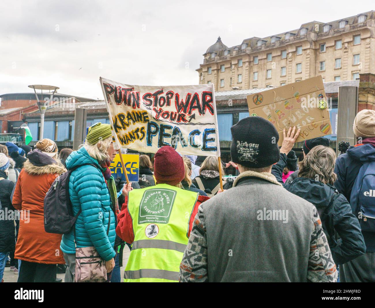 Bristol, Großbritannien, Sonntag, 6. 2022. März. Ein kleiner Protest im Zentrum von Bristol, um einen „internationalen Tag der Antikriegsaktion“ zu markieren, eine von mehreren Kundgebungen, die weltweit stattfinden, um sich gegen die andauernde Bombardierung der Ukraine durch Russland zu wehren. Die Gruppen lehnen die russische Invasion ab und fordern den sofortigen Abzug aller russischen Truppen. Sie lehnen sowohl die Erweiterung der NATO als auch Sanktionen ab, die den normalen Russen schaden würden, und rufen alle Länder auf, Flüchtlinge aufzunehmen, die vor dem Krieg fliehen. Kredit: Bridget Catterall/Alamy Live Nachrichten. Stockfoto