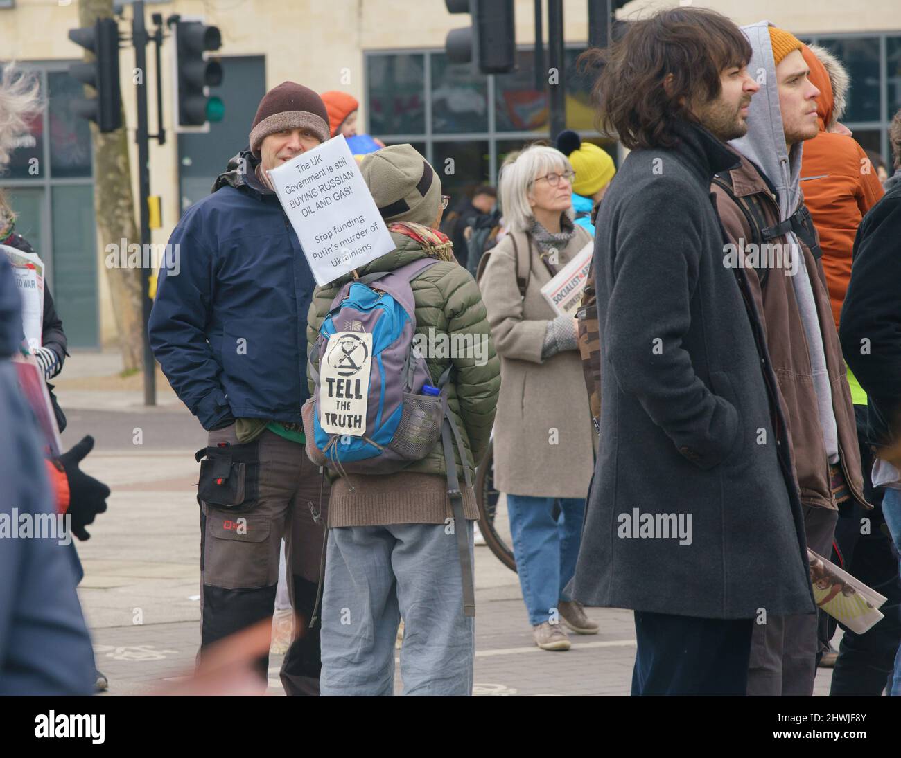 Bristol, Großbritannien, Sonntag, 6. 2022. März. Ein kleiner Protest im Zentrum von Bristol, um einen „internationalen Tag der Antikriegsaktion“ zu markieren, eine von mehreren Kundgebungen, die weltweit stattfinden, um sich gegen die andauernde Bombardierung der Ukraine durch Russland zu wehren. Die Gruppen lehnen die russische Invasion ab und fordern den sofortigen Abzug aller russischen Truppen. Sie lehnen sowohl die Erweiterung der NATO als auch Sanktionen ab, die den normalen Russen schaden würden, und rufen alle Länder auf, Flüchtlinge aufzunehmen, die vor dem Krieg fliehen. Kredit: Bridget Catterall/Alamy Live Nachrichten. Stockfoto