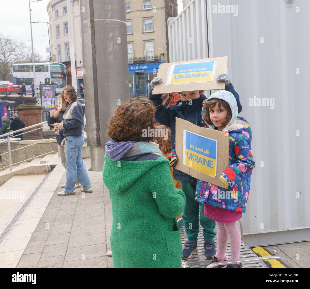 Bristol, Großbritannien, Sonntag, 6. 2022. März. Ein kleiner Protest im Zentrum von Bristol, um einen „internationalen Tag der Antikriegsaktion“ zu markieren, eine von mehreren Kundgebungen, die weltweit stattfinden, um sich gegen die andauernde Bombardierung der Ukraine durch Russland zu wehren. Die Gruppen lehnen die russische Invasion ab und fordern den sofortigen Abzug aller russischen Truppen. Sie lehnen sowohl die Erweiterung der NATO als auch Sanktionen ab, die den normalen Russen schaden würden, und rufen alle Länder auf, Flüchtlinge aufzunehmen, die vor dem Krieg fliehen. Kredit: Bridget Catterall/Alamy Live Nachrichten. Stockfoto
