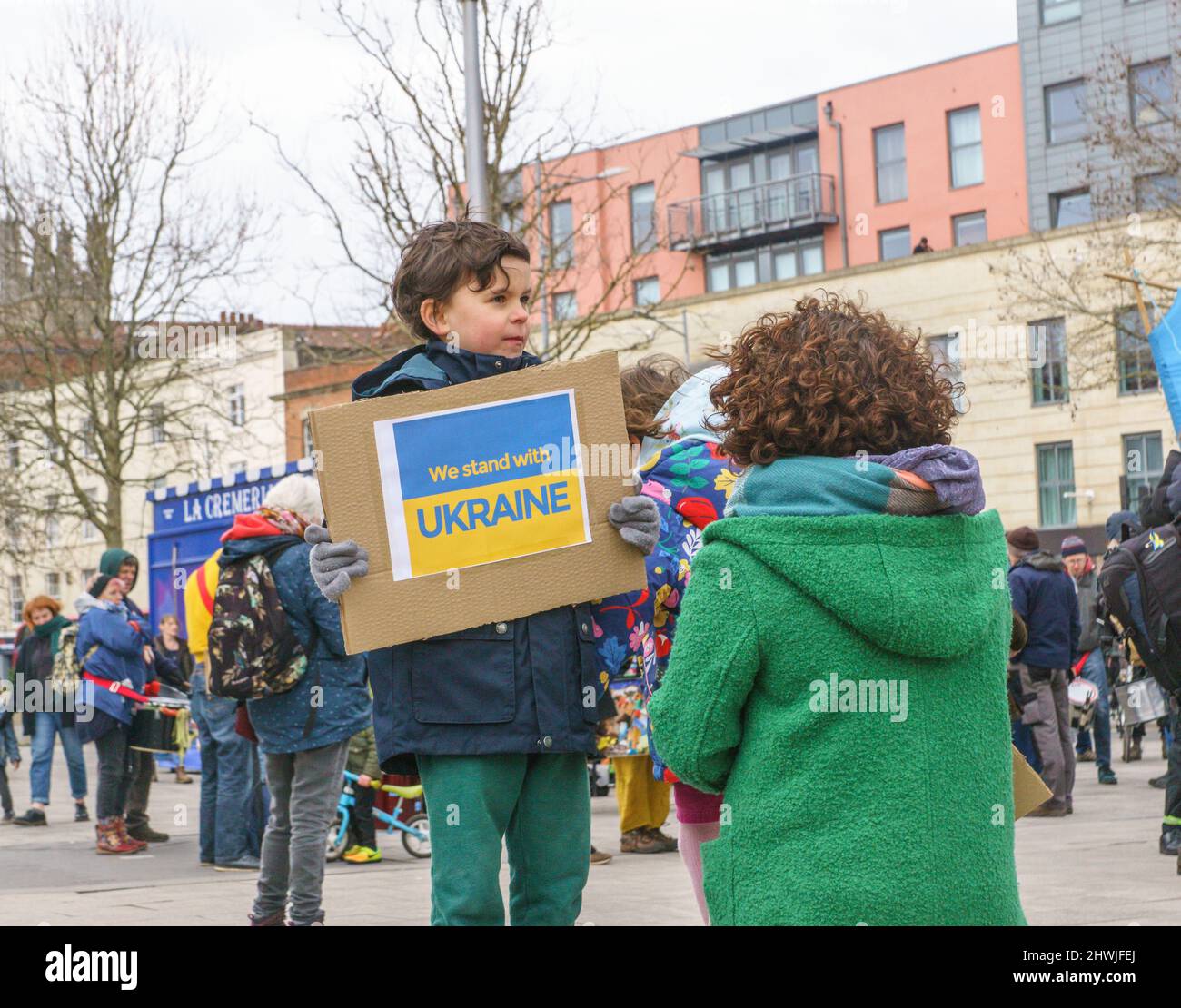 Bristol, Großbritannien, Sonntag, 6. 2022. März. Ein kleiner Protest im Zentrum von Bristol, um einen „internationalen Tag der Antikriegsaktion“ zu markieren, eine von mehreren Kundgebungen, die weltweit stattfinden, um sich gegen die andauernde Bombardierung der Ukraine durch Russland zu wehren. Die Gruppen lehnen die russische Invasion ab und fordern den sofortigen Abzug aller russischen Truppen. Sie lehnen sowohl die Erweiterung der NATO als auch Sanktionen ab, die den normalen Russen schaden würden, und rufen alle Länder auf, Flüchtlinge aufzunehmen, die vor dem Krieg fliehen. Kredit: Bridget Catterall/Alamy Live Nachrichten. Stockfoto