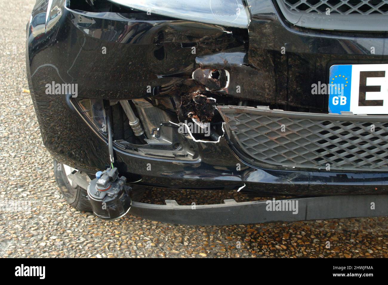 Frontaler Schaden an einem Fahrzeug nach einem Straßenverkehrszusammenstoß. Stockfoto