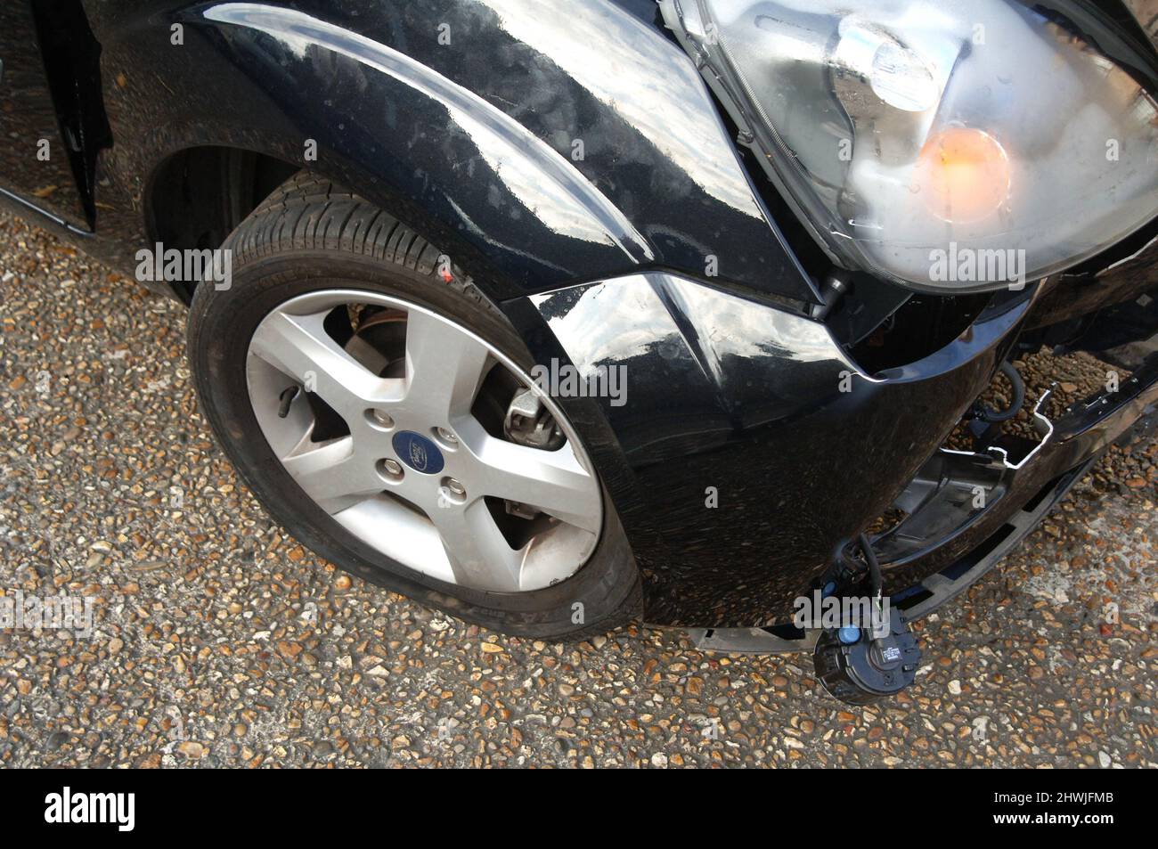 Frontaler Schaden an einem Fahrzeug nach einem Straßenverkehrszusammenstoß. Stockfoto