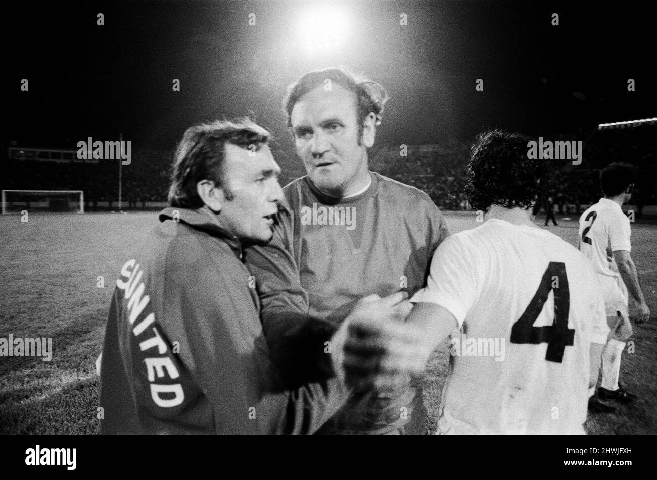 Finale des Europapokal der Pokalsieger 1973 im Kaftanzoglio-Stadion in Thessaloniki, Griechenland. AC Milan 1 / Leeds United 0. Während des Spiels hatten Leeds Tore nicht erlaubt, mehrere Strafeinsprüche wurden abgelehnt und ein Spieler, der vom griechischen Schiedsrichter Christos Michas geschickt wurde, verlor das Spiel durch einen indirekten Freistoß, der direkt genommen wurde. Michas wurde später wegen Spielabsprachen vor einem griechischen Gericht verurteilt und mit einer Geldstrafe belegt, ins Gefängnis geschickt und von der UEFA lebenslang vom Schiedsgerichtsverfahren ausgeschlossen. Bilder zeigen: Leeds-Manager Don Revie mit einem niedergeschlagenen Mick Bates beim Schlusspfiff. 16. Mai 1973. Stockfoto