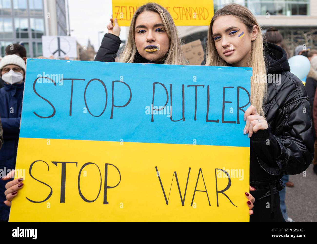 06. März 2022, Hessen, Frankfurt/M.: Die Demonstranten Liudmyla (l) und Valeriia nehmen an der Protestaktion der Bürgerbewegung Pulse of Europe an der Hauptwache mit dem Schild "Stop Putler Stop war" Teil. Tausende Menschen demonstrierten am Sonntag in Hessen erneut gegen den russischen Angriff auf die Ukraine. Foto: Hannes Albert/dpa Stockfoto