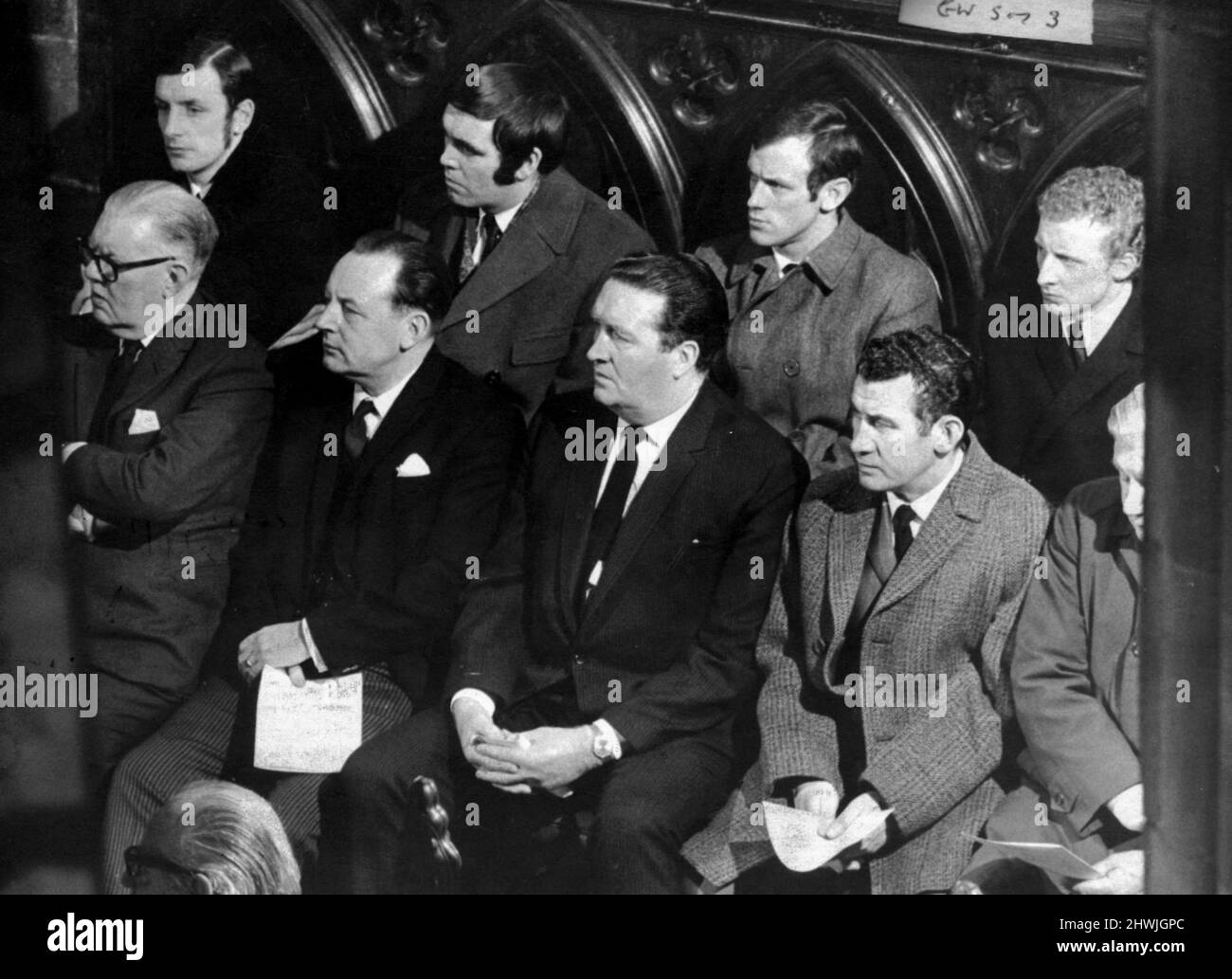 Die Katastrophe von Ibrox ereignete sich am Samstag, dem 2.. Januar 1971.Bild:- keltische Spieler bei einem Gedenkgottesdienst, Glasgow Cathedral. Celtic Manager Jock Stein und Assistent Sean Fallon, vorne rechts. 2011 ist die 40.-jährige Ibrox-Katastrophe. Nach 89 Minuten des torlosen Fußballs übernahm Celtic eine Führung von 0-1 und viele Rangers-Fans verließen das Stadion. In den letzten Sekunden der Stoppzeit erzielte Colin Stein jedoch einen Ausgleich für die Rangers. Als die Menge den Boden verließ, gaben die Barrieren auf der Treppe 13 nach und verursachten einen massiven Haufen Zuschauer mit Kettenreaktion. Die Tragödie führte zu der Stockfoto