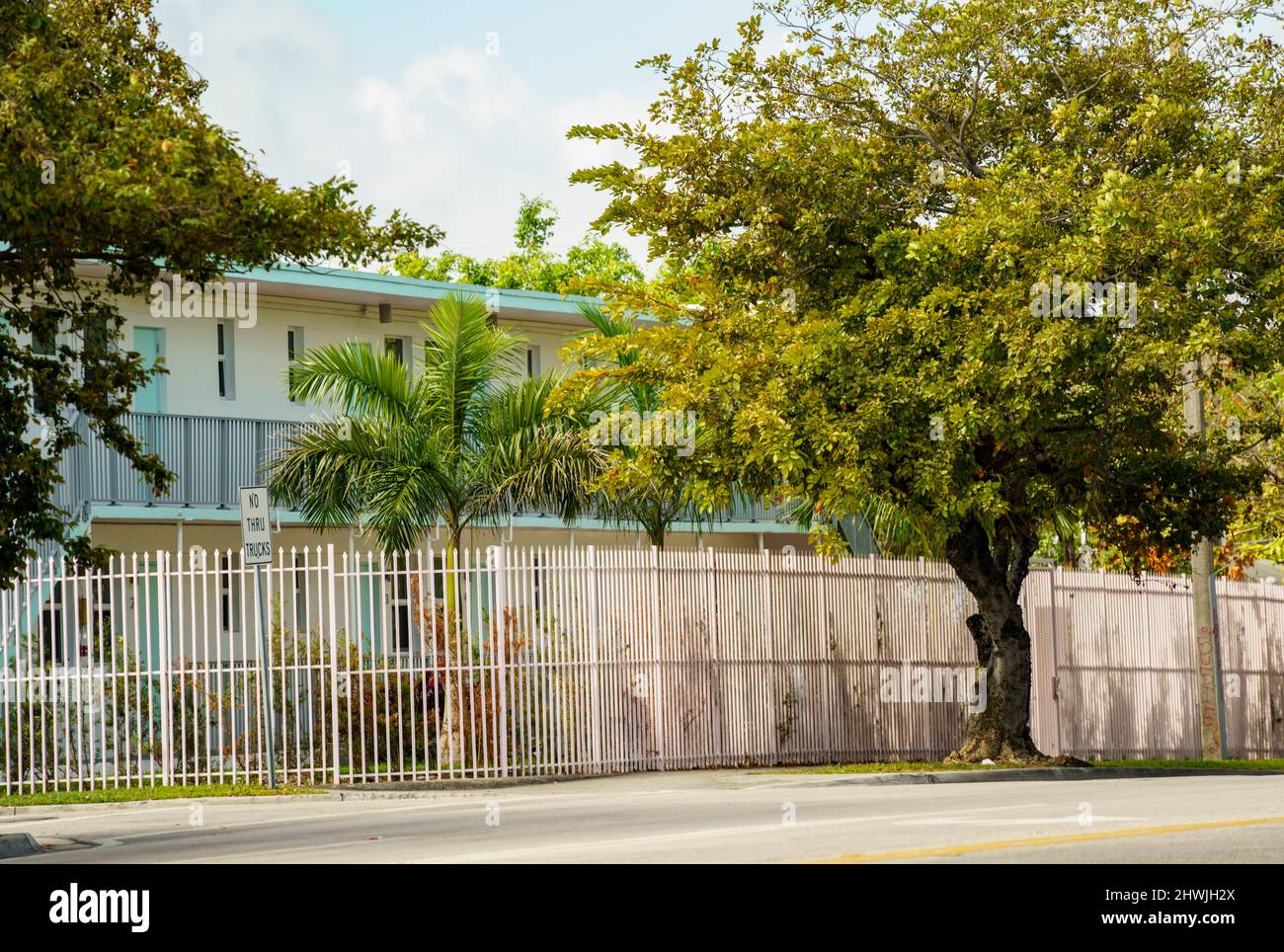 Miami, FL, USA - 5. März 2022: Eingezäuntes Wohngebäude mit niedrigem Einkommen, in dem Miami Wynwood untergebracht ist Stockfoto