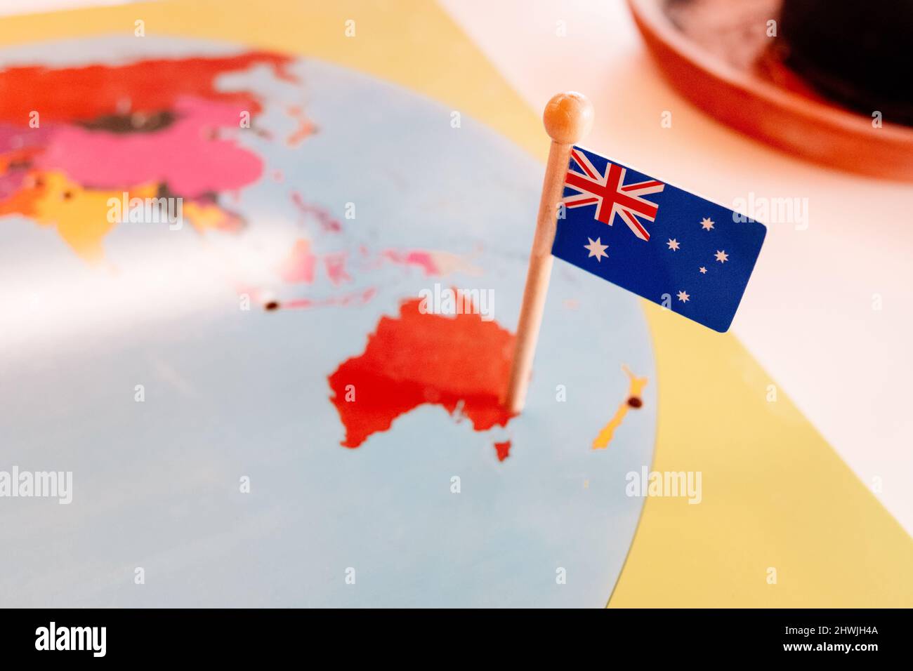 Eine australische Flagge, die auf einer Montessori-Karte des Kontinents Ozeanien in einer Schule vernagt ist. Stockfoto