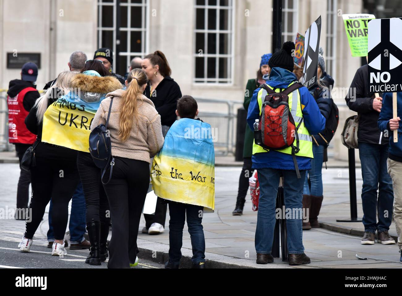 Portland Place, London, Großbritannien. 6. März 2022. Stop the war Coalition und CND protestieren gegen einen möglichen Atomkrieg in der Ukraine. Kredit: Matthew Chattle/Alamy Live Nachrichten Stockfoto