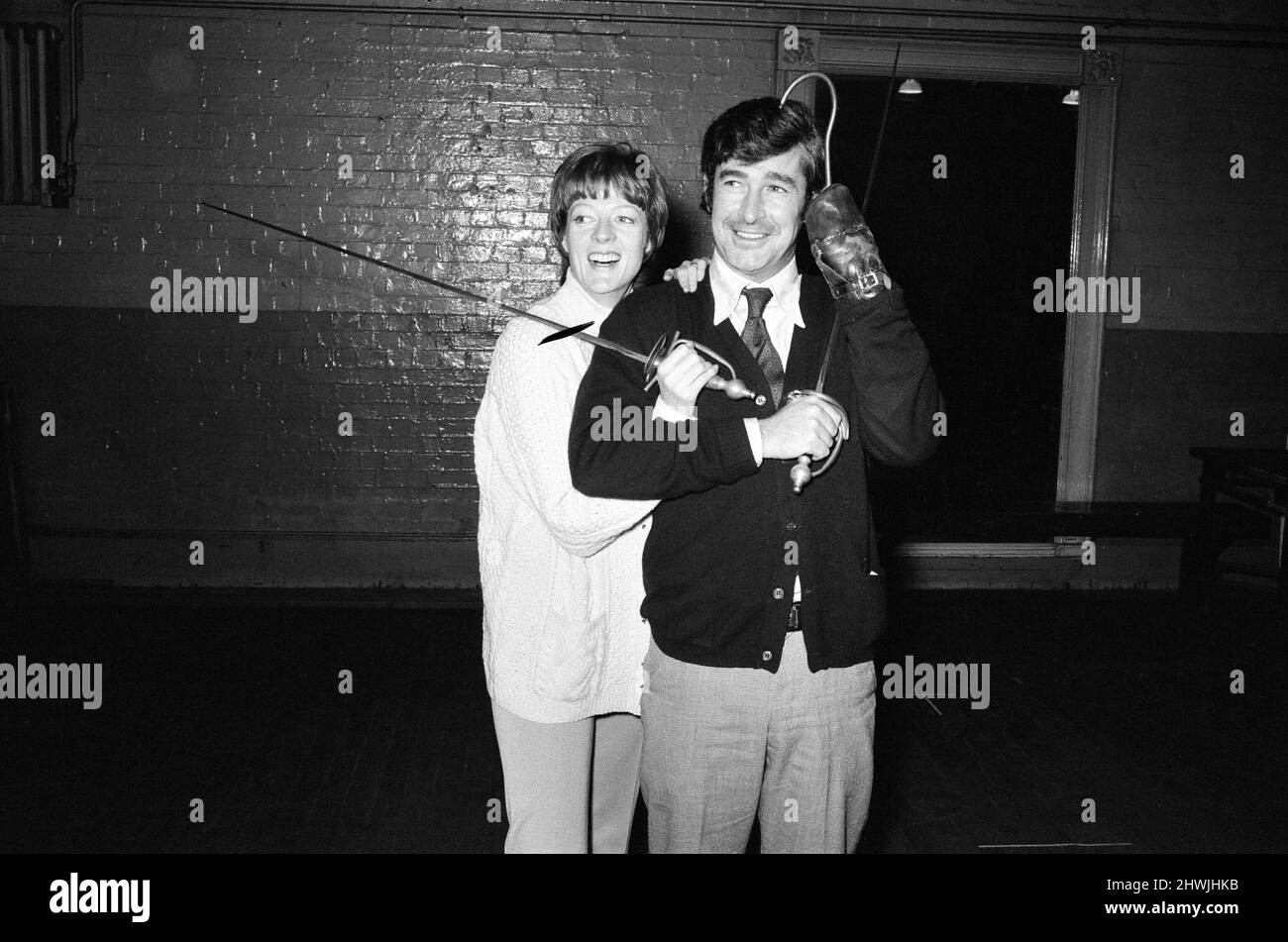 Maggie Smith in der Titelrolle von Peter Pan mit Dave Allen als Captain Hook. Während der Proben zusammen fotografiert. 30.. November 1973. Stockfoto