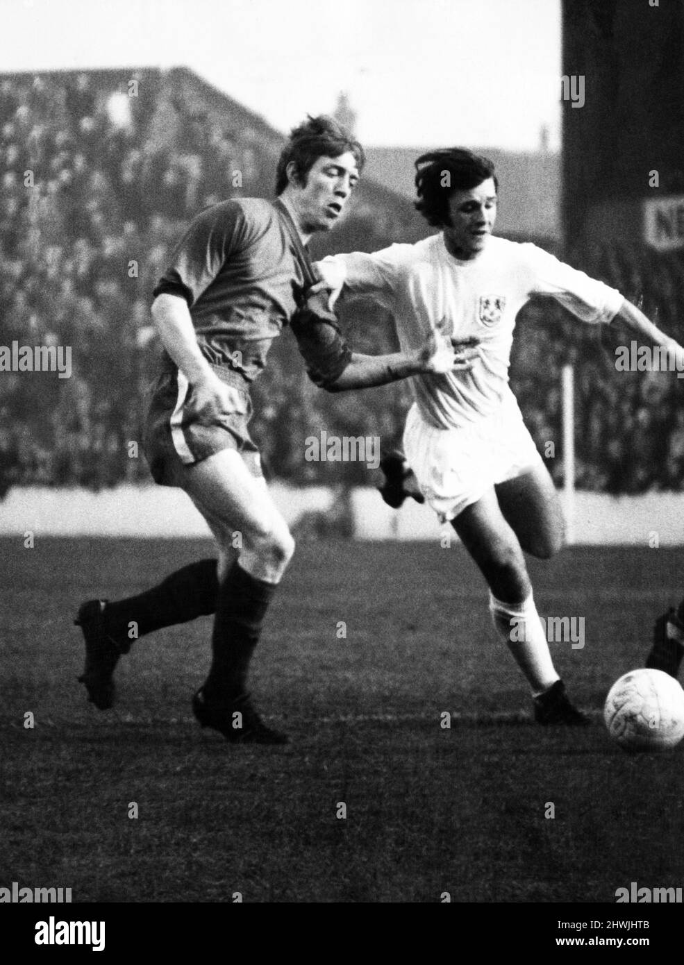 Action-Shot von Fußballspieler Alex Smith (links). Smith ist derzeit Kit Manager bei Middlesbrough. Zuvor war er mehrere Jahre lang Fußballspieler bei Middlesbrough und Spielermanager des walisischen Clubs Bangor City. Hier abgebildet am 3.. März 1973. Stockfoto