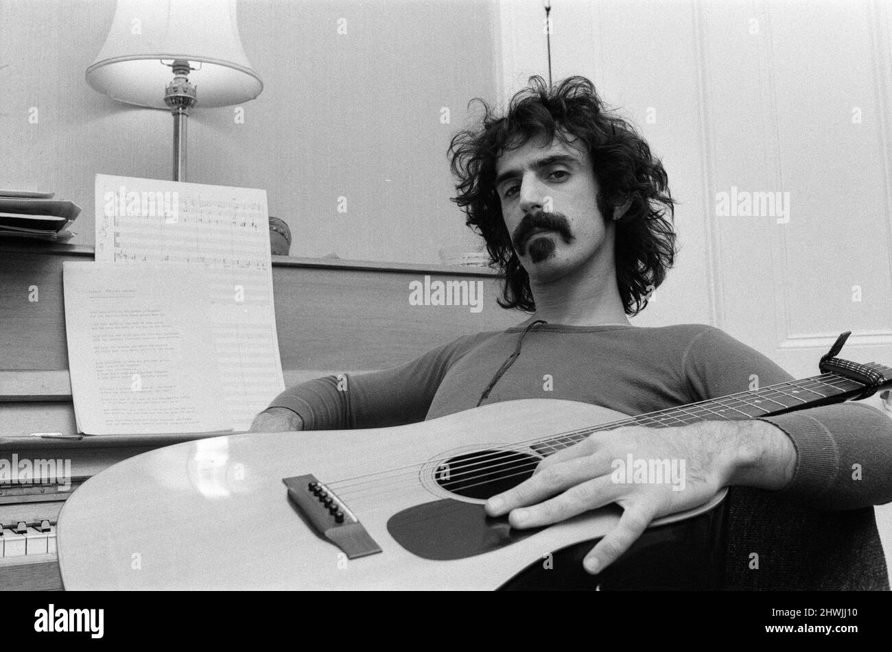 Frank Zappa. Amerikanischer Musiker.abgebildet in London. Bild aufgenommen am 8.. Januar 1971 Siehe andere Bilder in diesem Set mit seiner Frau Gail. Stockfoto