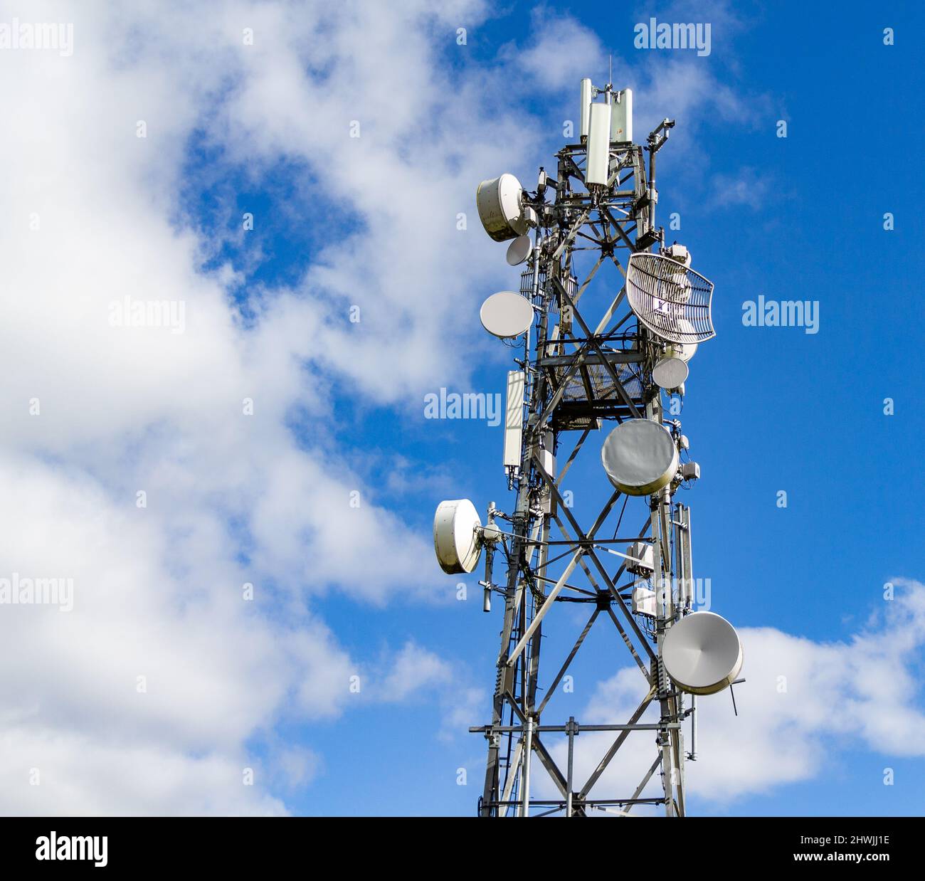 Mikrowellenturm mit mehreren Mikrowellenantennen Stockfoto