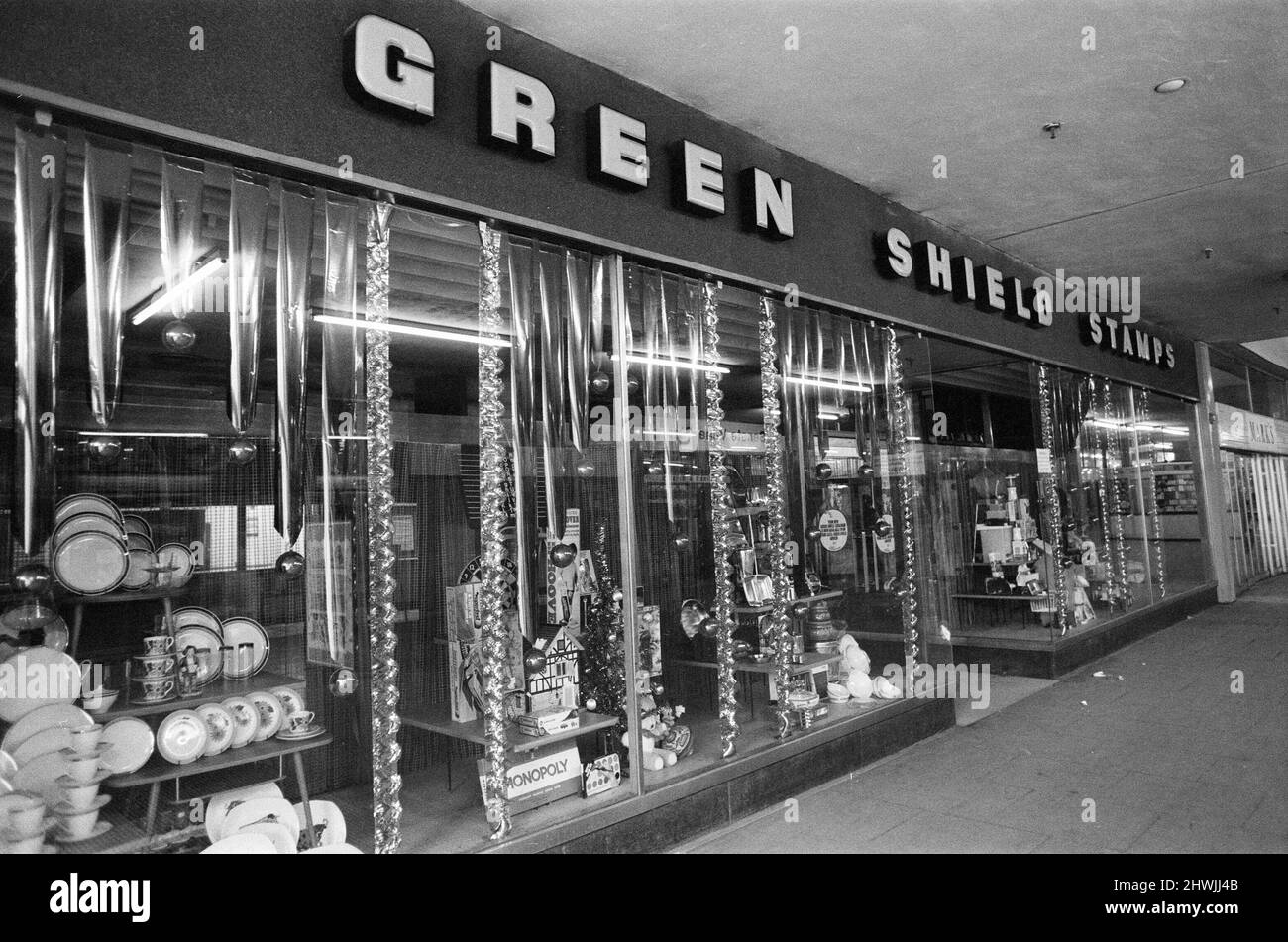 Green Shield Stamps Shop, Geschenkcenter, 22.. November 1973. Green Shield Stamps ist ein britisches Verkaufsförderungsprogramm, das Käufer mit Briefmarken belohnt, die eingelöst werden können und zum Kauf von Geschenken aus einem Katalog oder von einem angeschlossenen Einzelhändler oder Geschenkcenter verwendet werden, wie im Bild gezeigt. Stockfoto