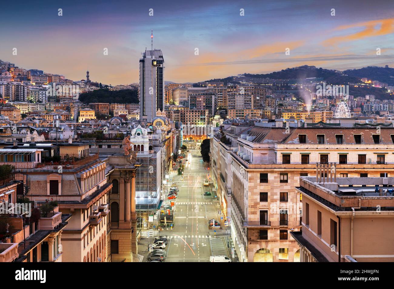 Genua, Italien Stadtbild bei Dämmerung über der Brigata Liguria Street. Stockfoto