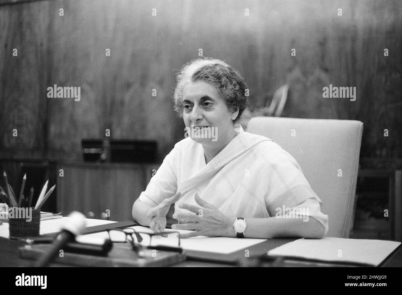 Indira Gandhi, Premierministerin von Indien, fotografiert in ihrem Büro im indischen Parlament in Neu-Delhi. 4.. Juli 1971. Stockfoto