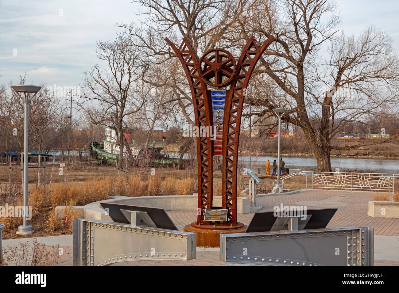 Detroit, Michigan, USA. 5. März 2022. Ein Denkmal namens „March On“ im Fort Street Bridge Park erinnert an den Ford-Hungermarsch 1932. Mit der Arbeitslosenquote von Detroit bei 40% und der Hälfte der Arbeiter von Ford entlassen, versammelten sich 3.000 Menschen an dieser Stelle am 7. März 1932 und marschierten zum Ford Rouge Werk. Sie wurden von der Polizei von Dearborn und den Sicherheitskräften von Ford getroffen, die Tränengas und Kugeln abfeuerten und fünf Arbeiter töteten. Kredit: Jim West/Alamy Live Nachrichten Stockfoto