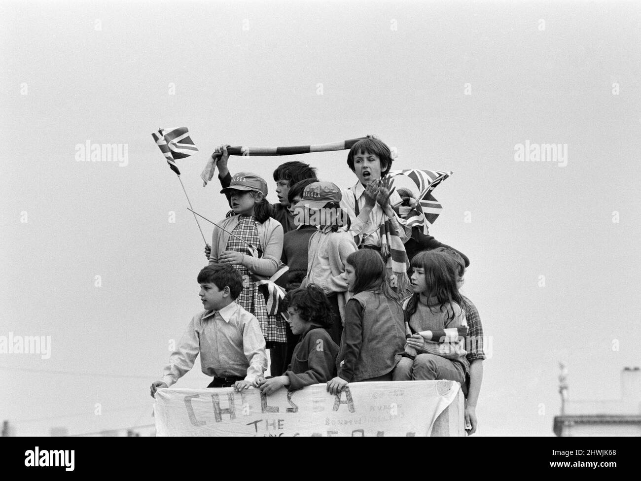 Ein triumpfender FC Chelsea, der nach dem Gewinn des Finals der Europapokal-Sieger 1971 im Jahr 2-1 gegen Real Madrid in Piräus, Griechenland, nach Hause zurückkehrt. Abgebildet während der Victory Parade, Fulham, London, 22.. Mai 1971. Stockfoto