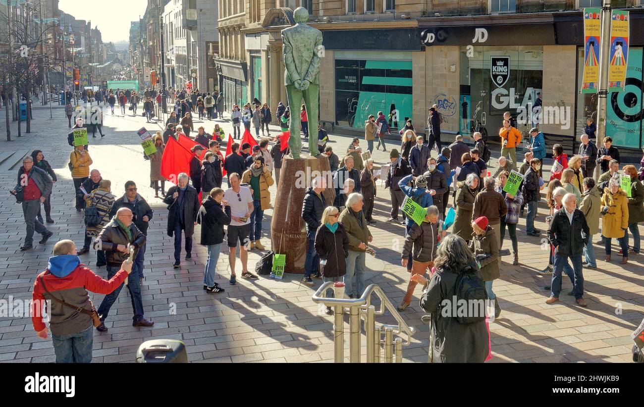 Glasgow, Schottland, Großbritannien 6.. März 2022. Sozialistische Arbeiter, die bei einer pro-ukrainischen Antikriegsbekämpfungseinheit in Kraft waren, verwechselten rote Fahnen in der Konzerthalle auf der buchanan-Straße mit einem Unterstützungsflavor für Flüchtlinge Credit Gerard Ferry/Alamy Live News Stockfoto