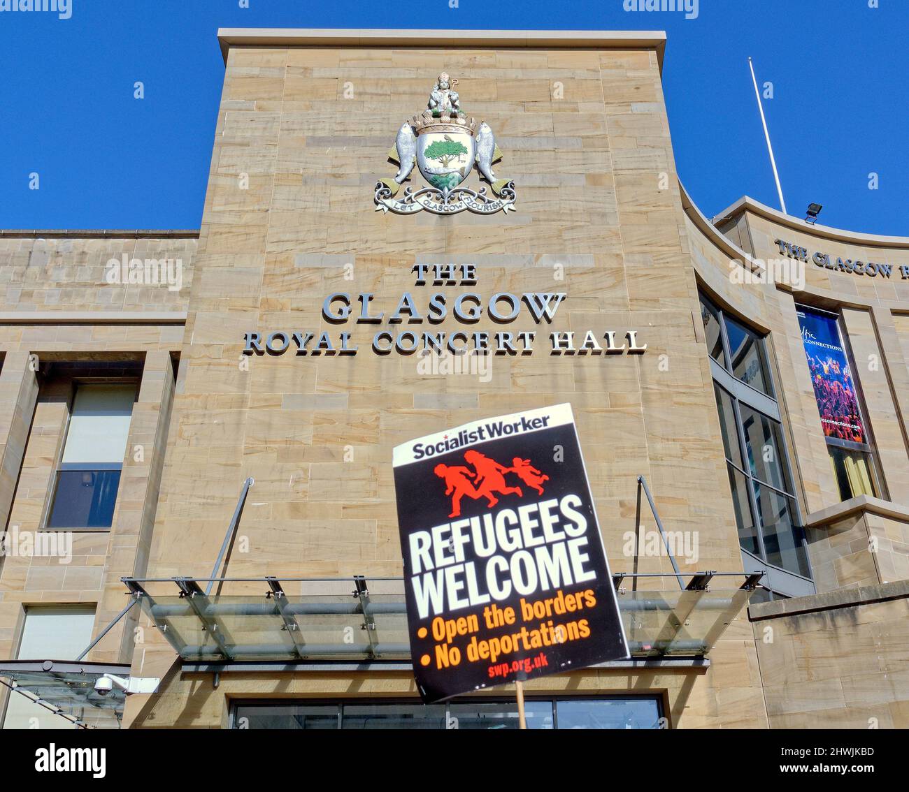 Glasgow, Schottland, Großbritannien 6.. März 2022. Sozialistische Arbeiter, die bei einer pro-ukrainischen Antikriegsbekämpfungseinheit in Kraft waren, verwechselten rote Fahnen in der Konzerthalle auf der buchanan-Straße mit einem Unterstützungsflavor für Flüchtlinge Credit Gerard Ferry/Alamy Live News Stockfoto