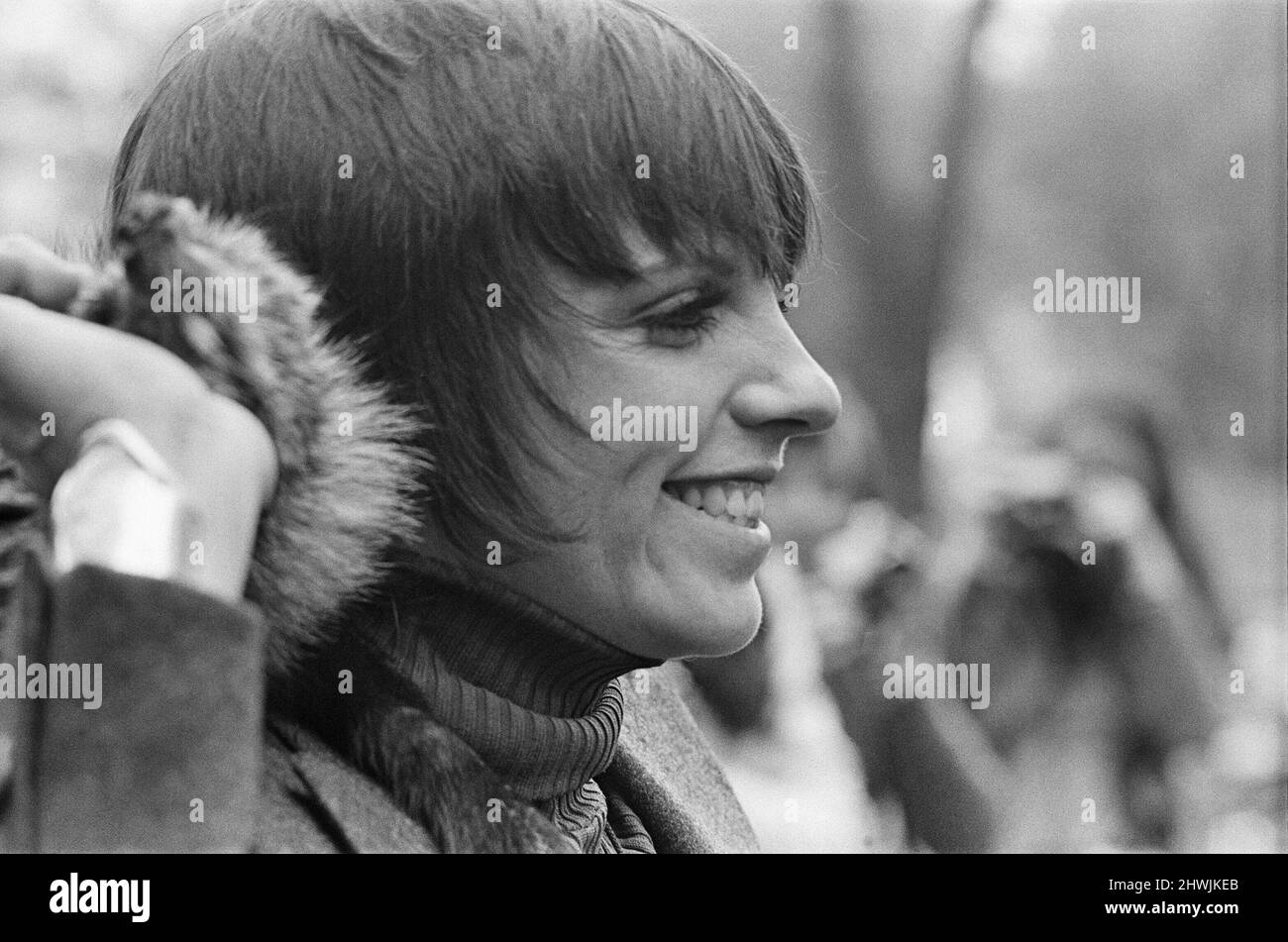 Liza Minnelli , Schauspielerin und Sängerin, abgebildet im Dorchester Hotel in London. Liza spielte gestern Abend eine Show im Rainbow Theatre im Finsbury Park, North London. Sonntag, 13.. Mai 1973. Erst im letzten Jahr, 1972, spielte Liza im Filmkaberett. Liza ist von Fotografen umgeben, die lächeln und ihre Zeit in London kommentieren. Bild aufgenommen am Montag, 14.. Mai 1973 Stockfoto