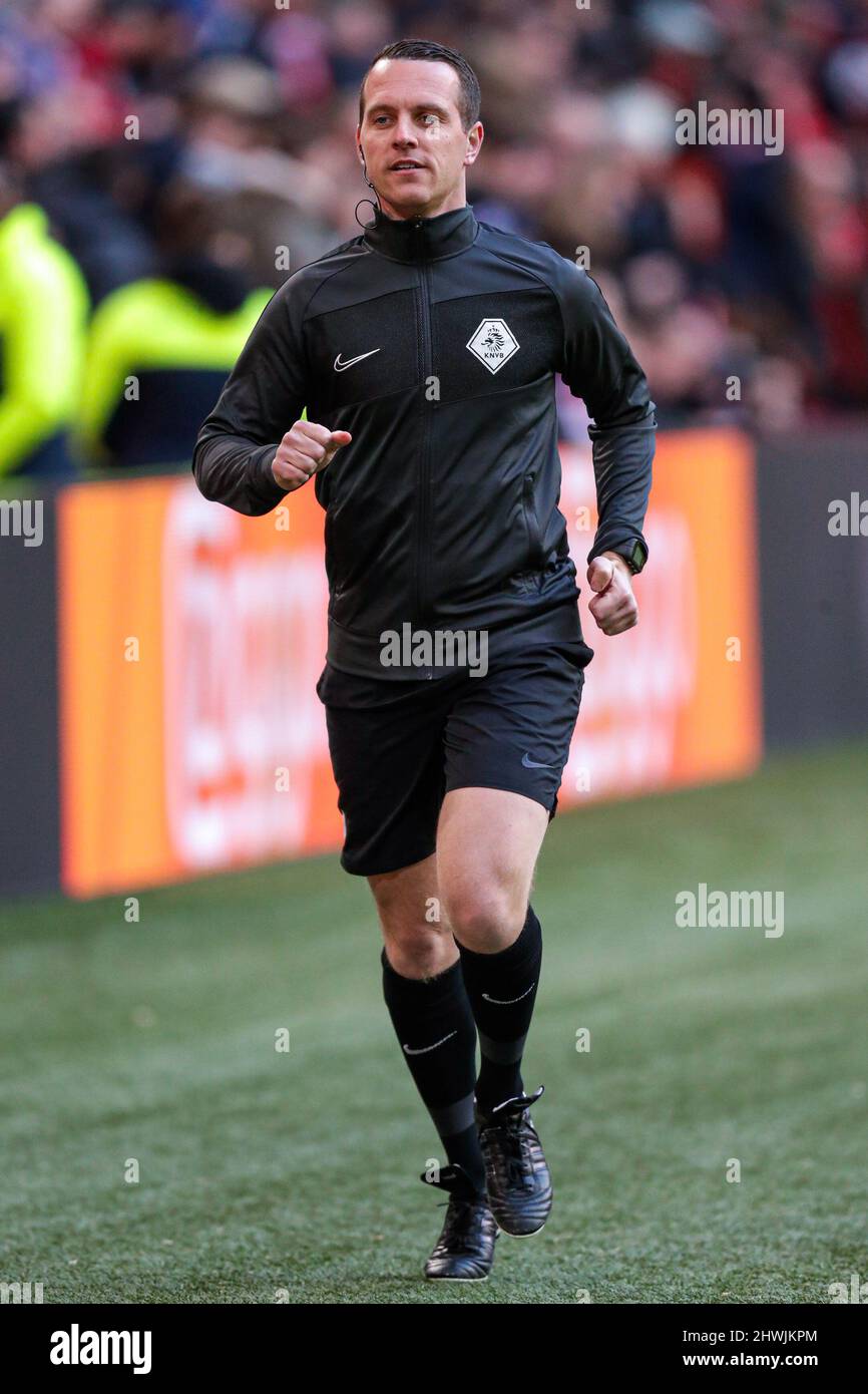 AMSTERDAM, NIEDERLANDE - 6. MÄRZ: Schiedsrichter-Assistent Yorick Weterings während des niederländischen Eredivisie-Spiels zwischen Ajax und RKC Waalwijk in der Johan Cruijff Arena am 6. März 2022 in Amsterdam, Niederlande (Foto: Peter Lous/Orange Picters) Stockfoto