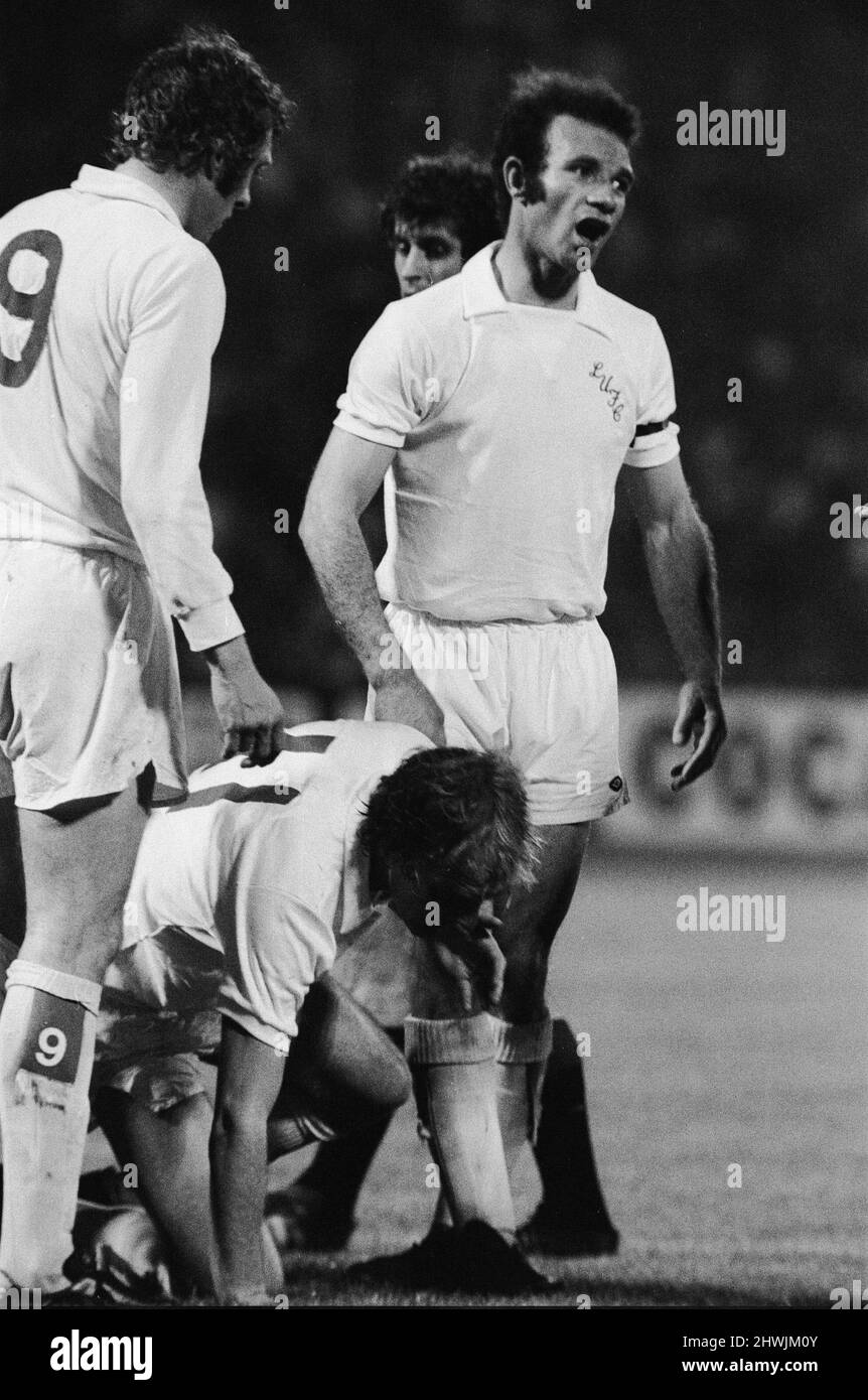 Finale der Europapokal-Pokalsieger 1973 im Kaftanzoglio-Stadion in Thessaloniki, Griechenland.AC Milan 1 V Leeds United 0. Während des Spiels hatten Leeds Tore nicht erlaubt, mehrere Strafeinsprüche wurden abgelehnt und ein Spieler, der vom griechischen Schiedsrichter Christos Michas geschickt wurde, verlor das Spiel durch einen indirekten Freistoß, der direkt genommen wurde. Michas wurde später wegen Spielabsprachen vor einem griechischen Gericht verurteilt und mit einer Geldstrafe belegt, ins Gefängnis geschickt und von der UEFA lebenslang vom Schiedsgerichtsverfahren ausgeschlossen. Bilderserien: Die Leeds-Spieler Terry Yorath, Paul Reaney und Mick Jones. 16. Mai 1973. Stockfoto