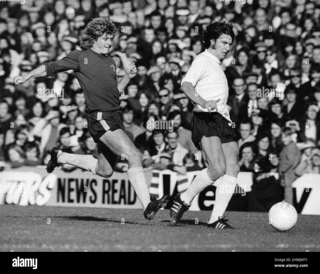 Tottenham Hotspur gegen Chelsea-Ligaspiel in der White Hart Lane am 1972. Oktober. Cyril Knowles of Spurs mit dem Ball wird von Chris Garland aus Chelsea gejagt. Endergebnis: Tottenham Hotspur 0-1 Chelsea Stockfoto