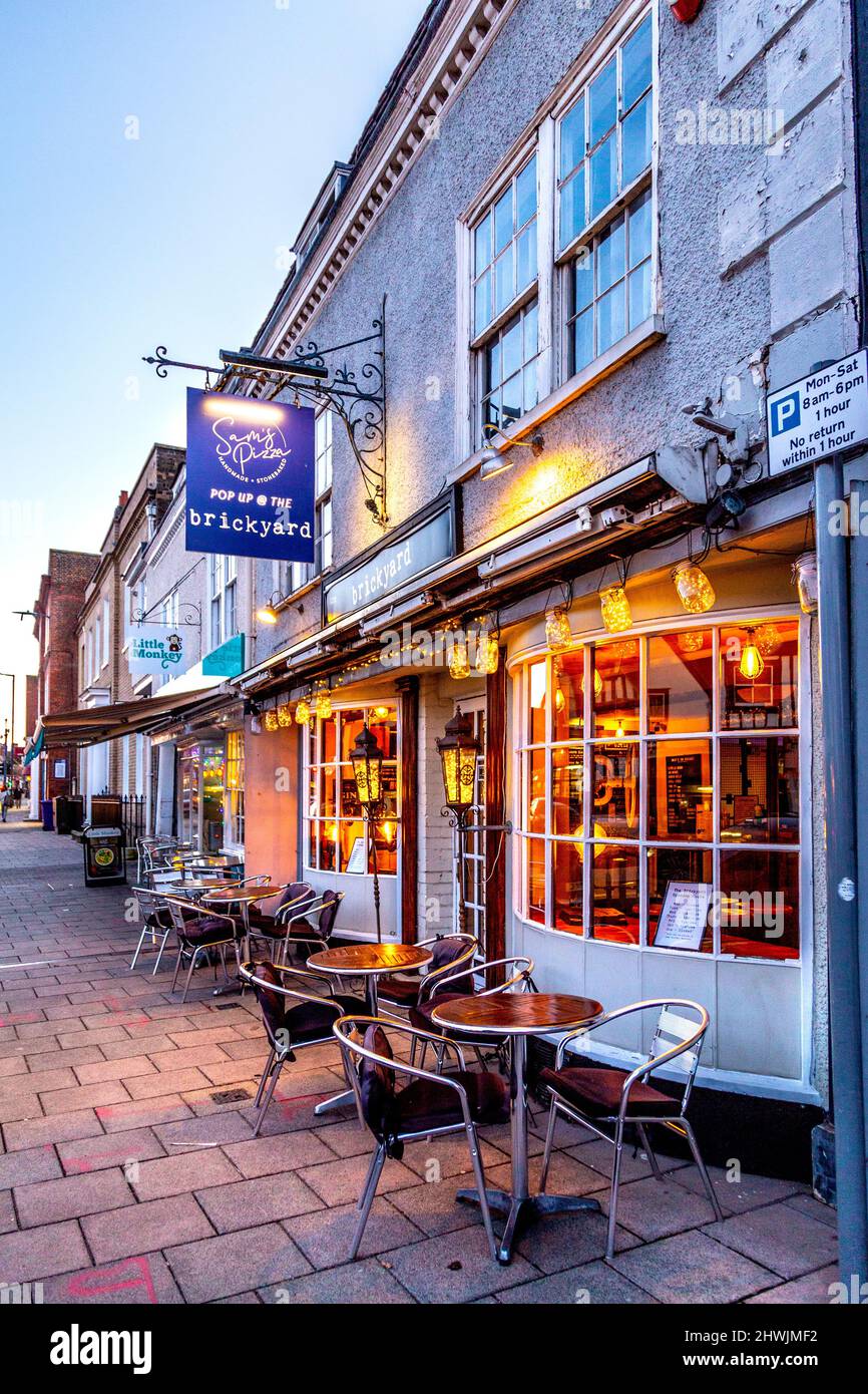 Außenansicht des Samy's Pizza Restaurants bei Sonnenuntergang, Bancroft, Hitchin, Hertfordshire, Großbritannien Stockfoto