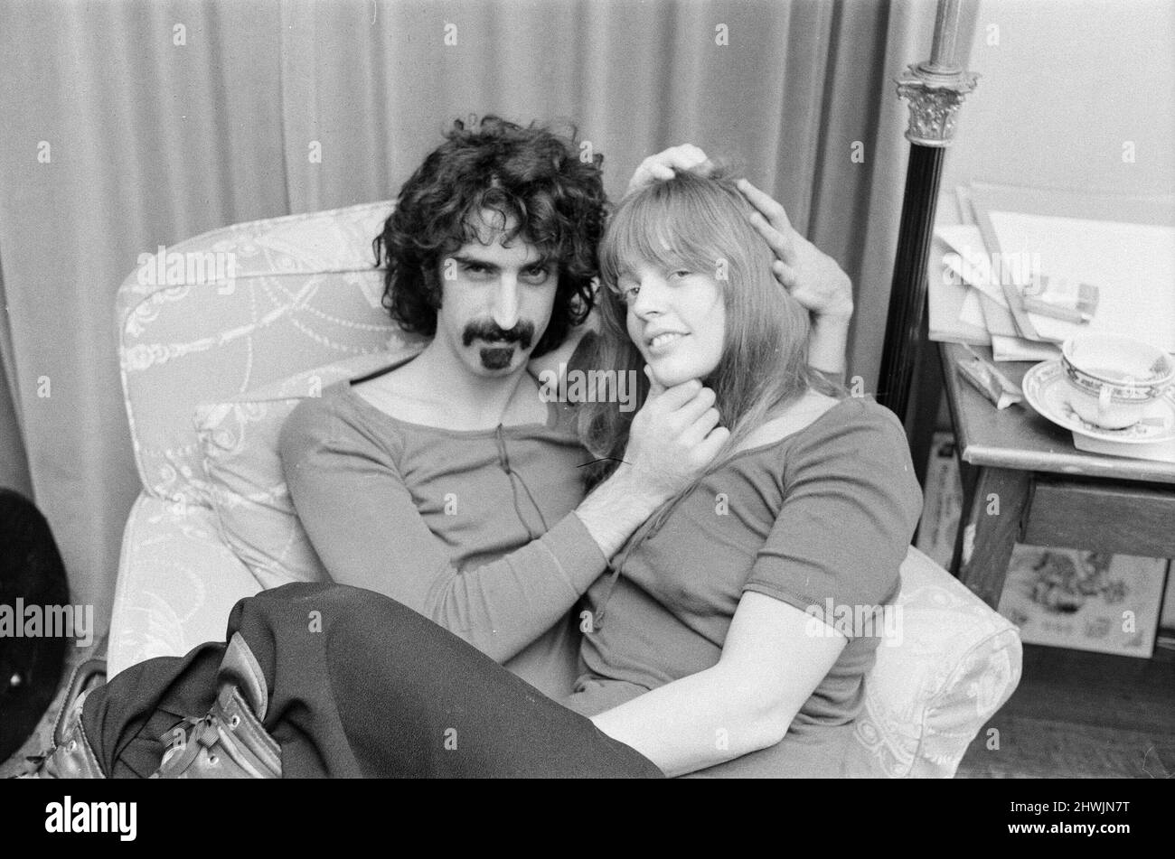 Frank Zappa. Amerikanischer Musiker, hier mit seiner Frau Gail in London. Bild aufgenommen am 8.. Januar 1971 Stockfoto