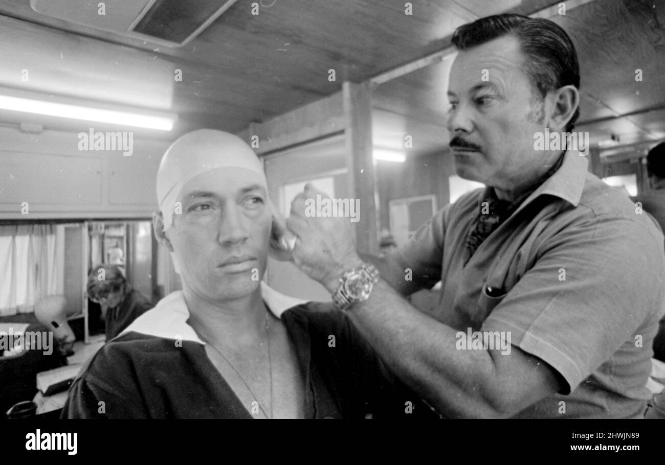 Der Schauspieler David Carradine lässt sich am Set der TV-Sendung Kung Fu (1972-1975), die am 1973. November verpiftet wurde, aufarbeiten. Kung Fu verfolgt die Abenteuer eines Shaolin-Mönchs, Kwai Chang Caine, der nur mit seiner Kampfkunst bewaffnet durch den amerikanischen Alten Westen reist, während er seinen Halbbruder Danny Caine sucht. *** Lokale Bildunterschrift *** Grasshopper Stockfoto