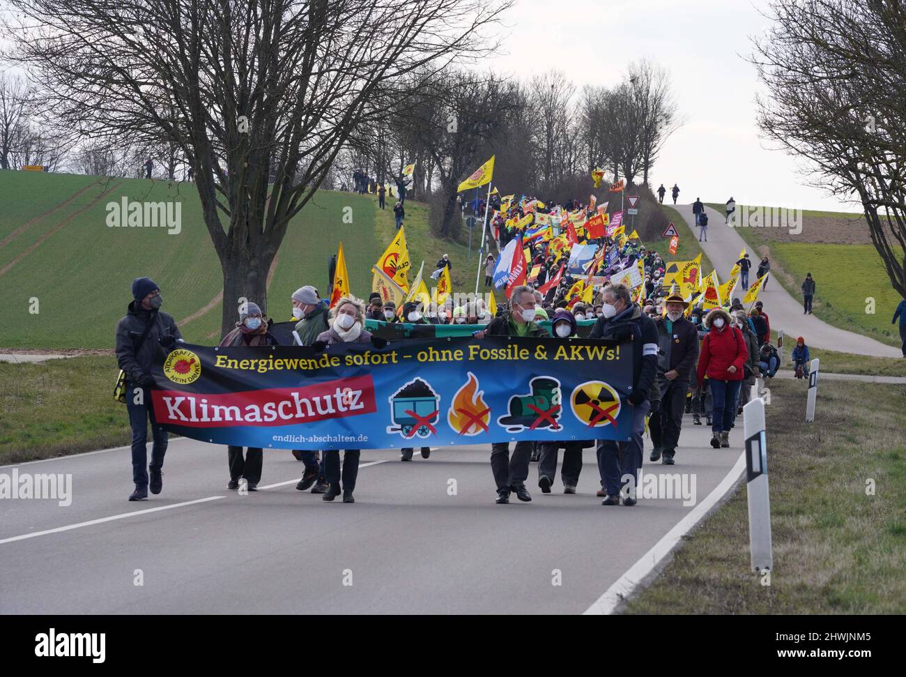 Neckarwestheim, Deutschland. 06. März 2022. Mehrere hundert Menschen protestieren in der Nähe des Kernkraftwerks Neckarwestheim. Kurz vor dem Jahrestag der Atomkatastrophe in Fukushima, Japan, demonstrierten mehrere hundert Menschen am Standort Neckarwestheim (Kreis Heilbronn) gegen Atomkraft und Krieg. Quelle: Andreas Rosar/dpa/Alamy Live News Stockfoto