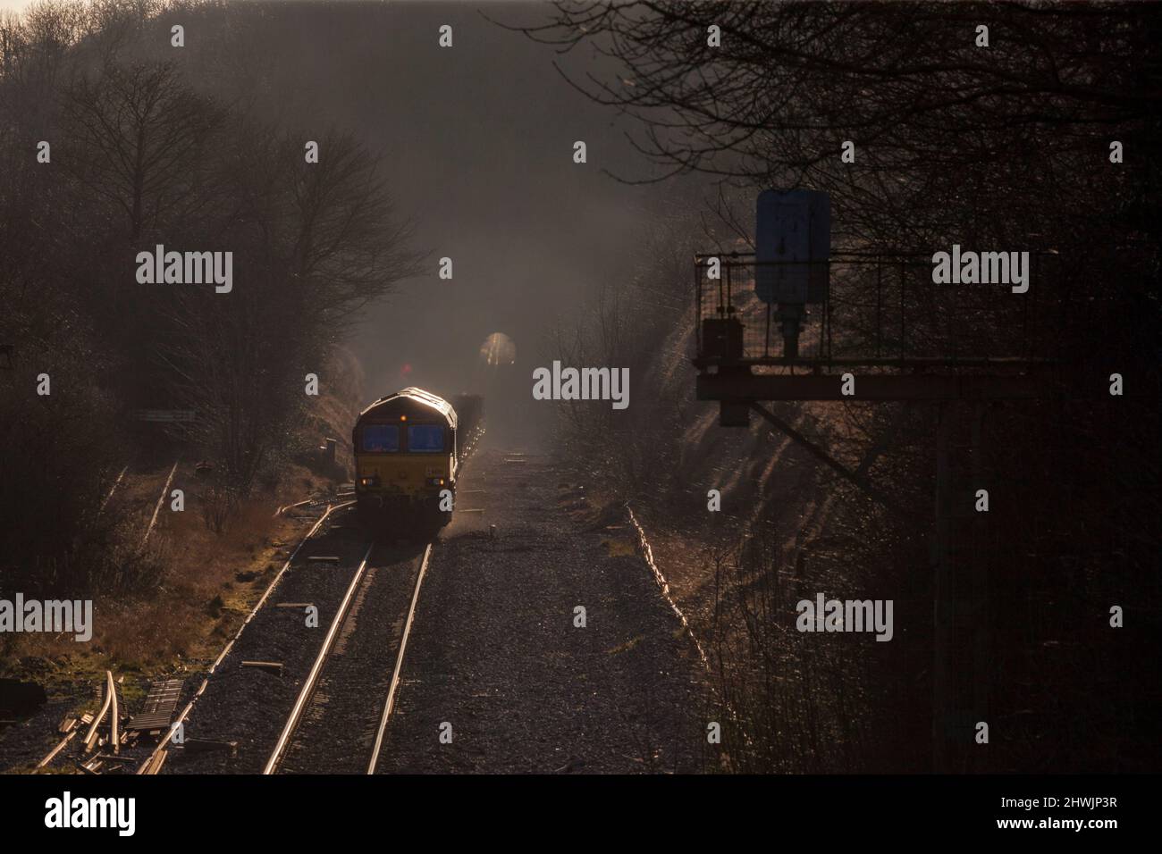 DB-Güterzuglokomotive der Baureihe 66 66207, die einen Güterzug am Kirton Lime-Nebengleis (Brigg-Linie, Lincolnshire) mit Kirton im Lindsay-Tunnel hinter sich schleppt Stockfoto