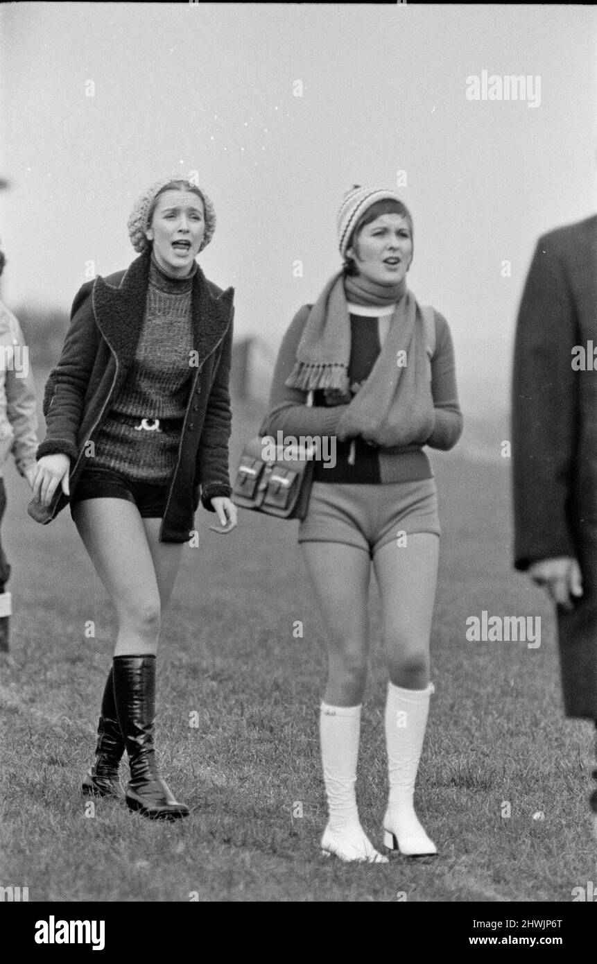 Anne Kirkbride (17 - links) und Clare Sutcliffe (rechts - die Denise gespielt haben) spielen in „Another Sunday and Sweet F.A“ von Jack Rosenthal. Das Fernsehspiel wurde am 9.. Januar 1972 ausgestrahlt Bilder aufgenommen auf dem Film, der im Raum Manchester spielt wurde. Anne und Clare spielen Fußballspielerin Freundinnen. Dieses Fernsehspiel führte dazu, dass Anne Kirkbride als Deirde in der Coronation Street gespielt wurde. Bild aufgenommen am 25.. Oktober 1971 Stockfoto
