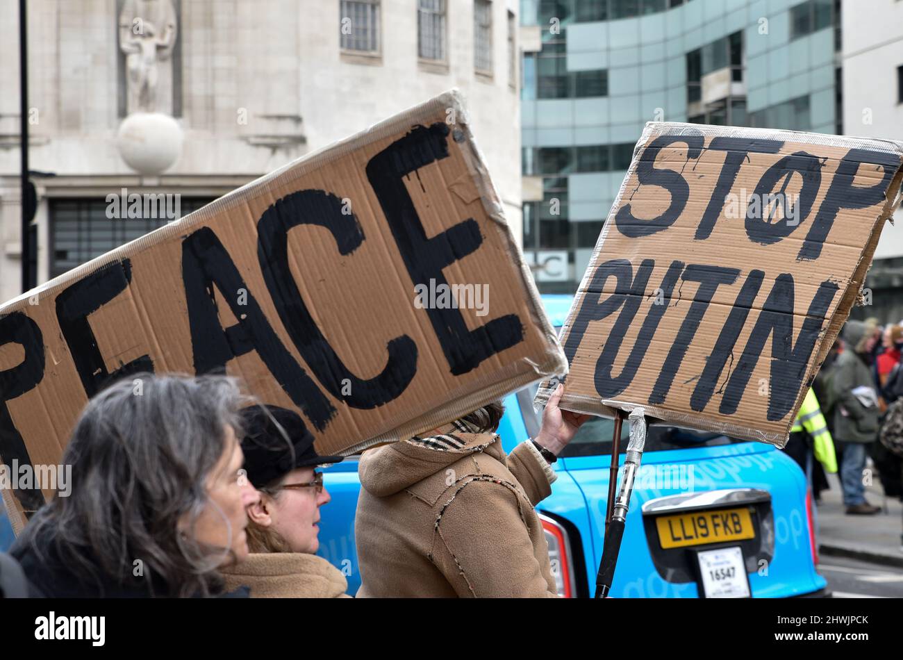 Portland Place, London, Großbritannien. 6. März 2022. Stop the war Coalition und CND protestieren gegen einen möglichen Atomkrieg in der Ukraine. Kredit: Matthew Chattle/Alamy Live Nachrichten Stockfoto