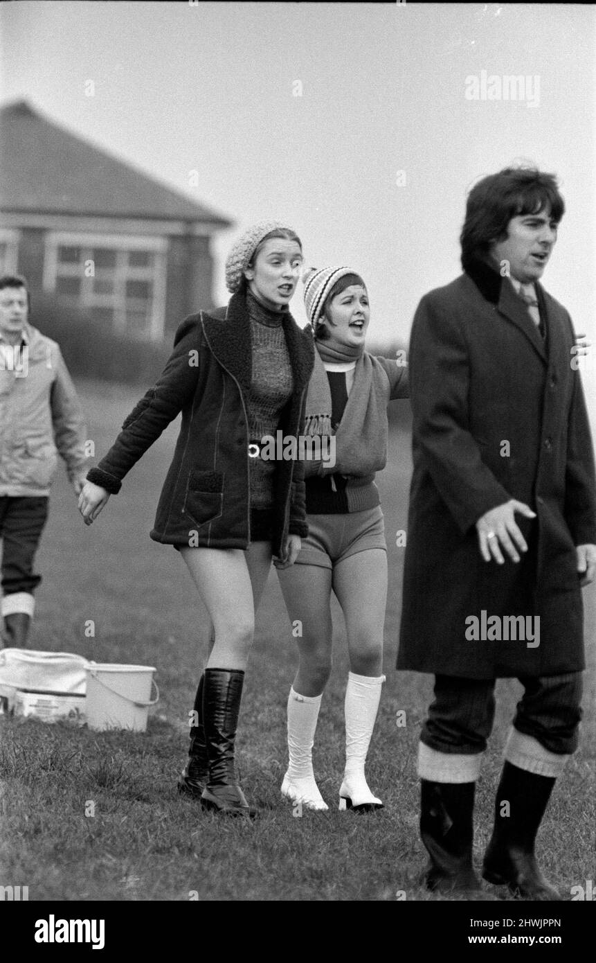 Anne Kirkbride (17 Jahre - links) und Clare Sutcliffe (rechts - die Denise gespielt hat). Duggie Brown von 'The Comedians' im Vordergrund im dunklen Mantel.Star in 'Another Sunday and Sweet F.A' von Jack Rosenthal. Das Fernsehspiel wurde am 9.. Januar 1972 ausgestrahlt Bilder aufgenommen auf dem Film, der im Raum Manchester spielt wurde. Anne und Clare spielen Fußballspielerin Freundinnen. Dieses Fernsehspiel führte dazu, dass Anne Kirkbride als Deirde in der Coronation Street gespielt wurde. Bild aufgenommen am 25.. Oktober 1971 Stockfoto