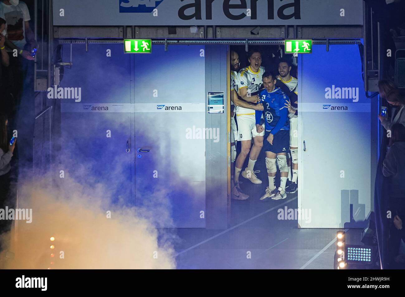 Mannheim, Deutschland. 06. März 2022. Spieler des VfB Friedrichshafen vor dem DVV Pokal-Endspiel für Männer 2021/2022 zwischen SVG Lüneburg und VfB Friedrichshafen in der SAP Arena in Mannheim. Norina Toenges/Sports Press Foto: SPP Sport Press Foto. /Alamy Live News Stockfoto