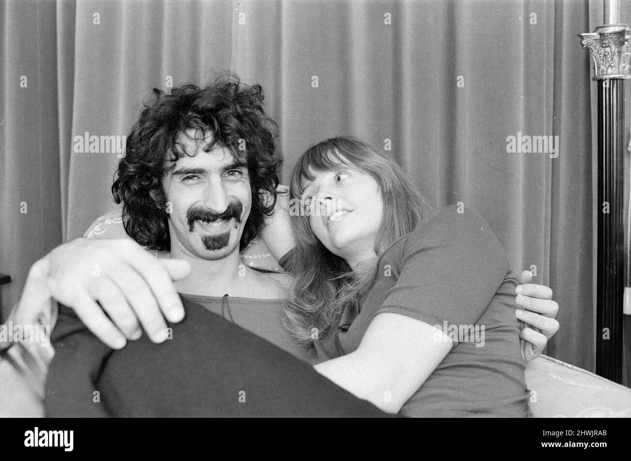 Frank Zappa. Amerikanischer Musiker, hier mit seiner Frau Gail in London. Bild aufgenommen am 8.. Januar 1971 Stockfoto