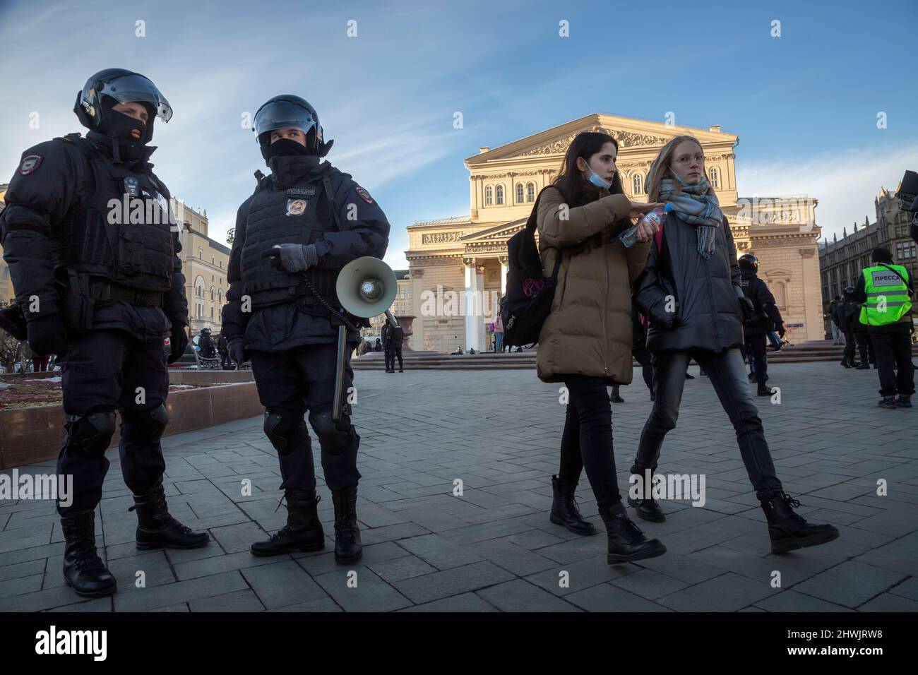 Moskau, Russland. Am 6.. März werden 2022 Polizeibeamte aus Riot auf einem Hintergrund des Bolschoi-Theaters während einer Anti-Kriegs-Protestkundgebung gegen Russlands militärische Operation in der Ukraine im Zentrum von Moskau, Russland, gesehen.Quelle: Nikolay Vinokurov/Alamy Live News Stockfoto